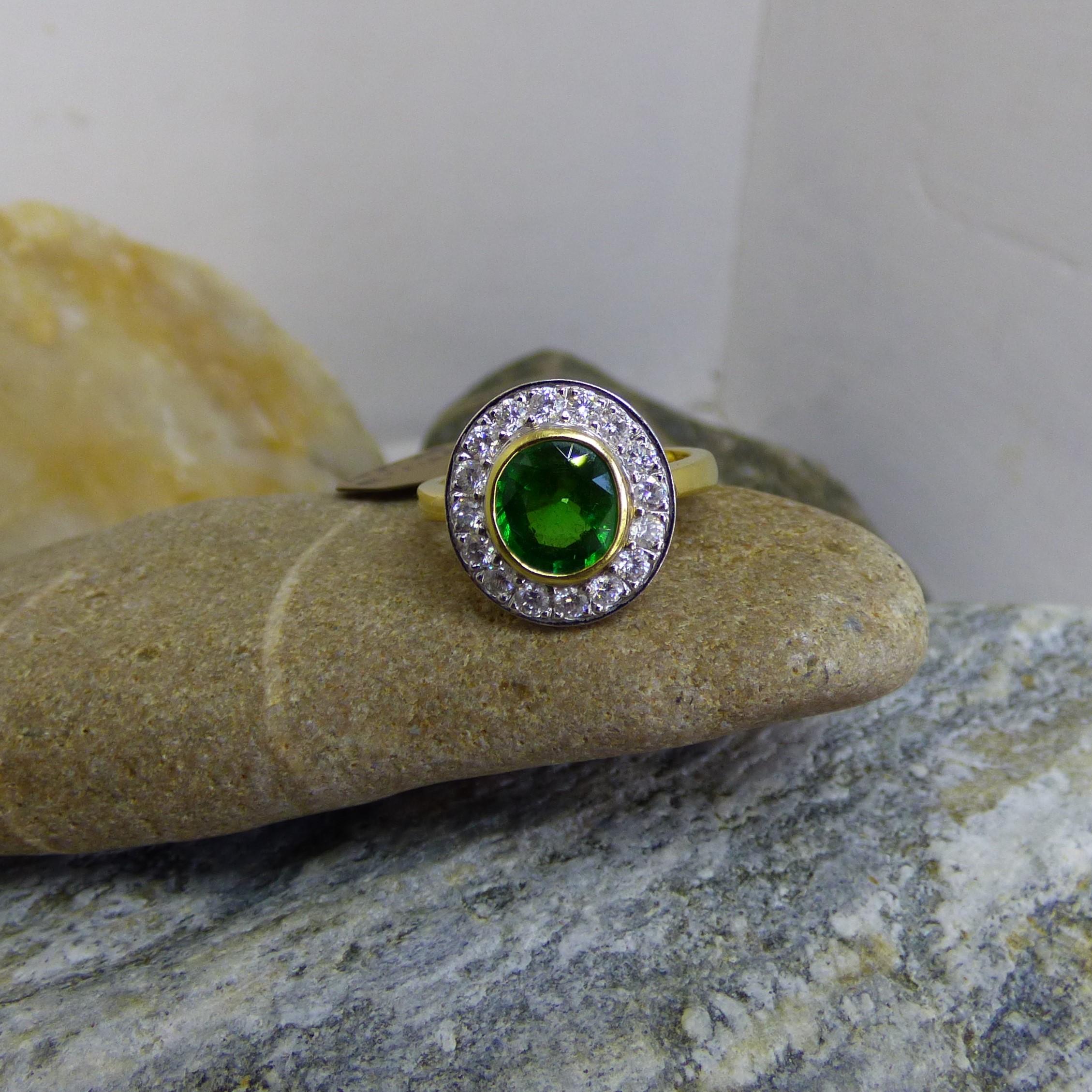3.01ct Oval Tsavorite Garnet and Diamond Cluster Ring in 18K gold In New Condition For Sale In Dublin, IE