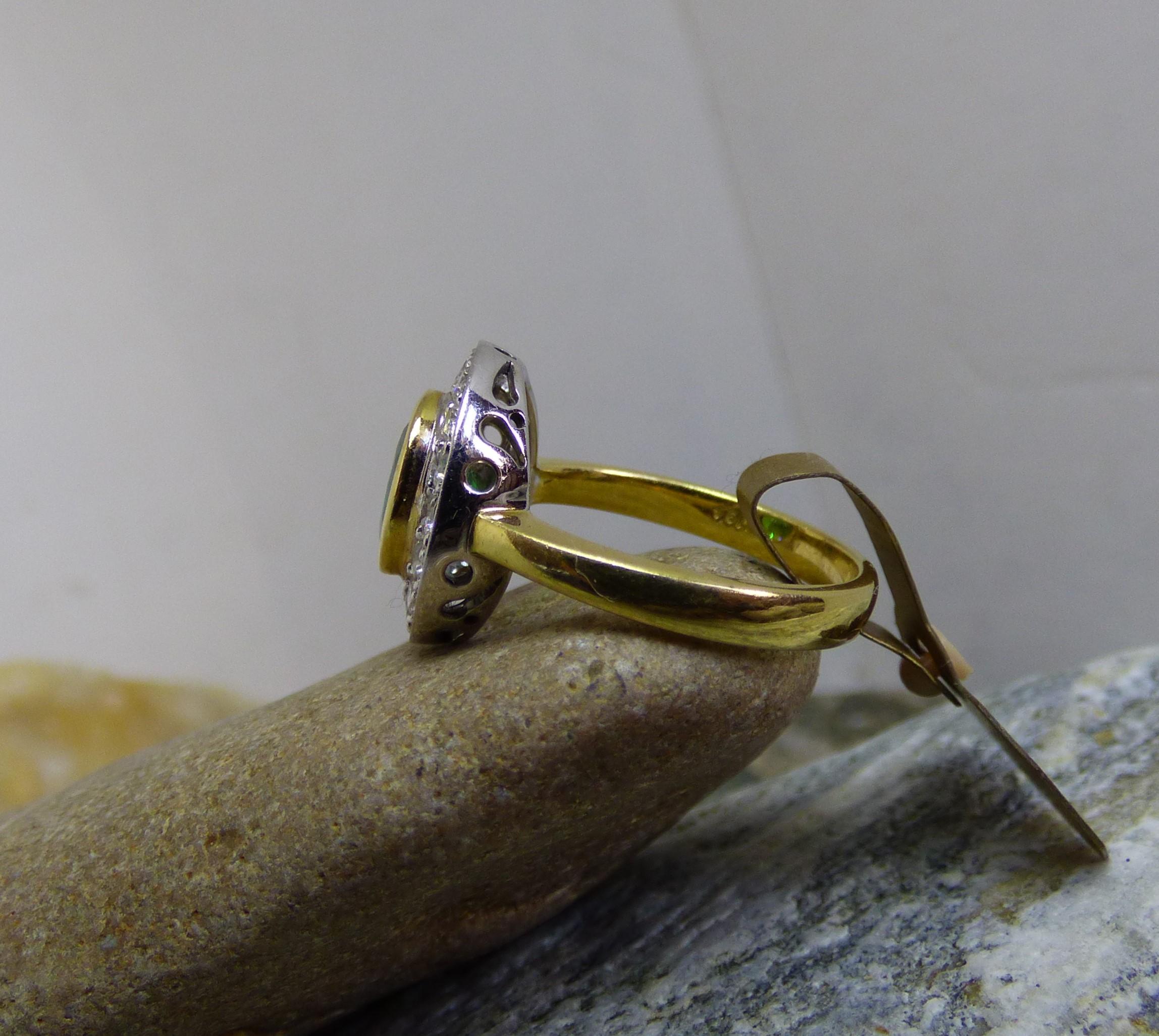 3,01 Karat ovaler Tsavorit Granat und Diamant-Cluster-Ring aus 18 Karat Gold im Angebot 2
