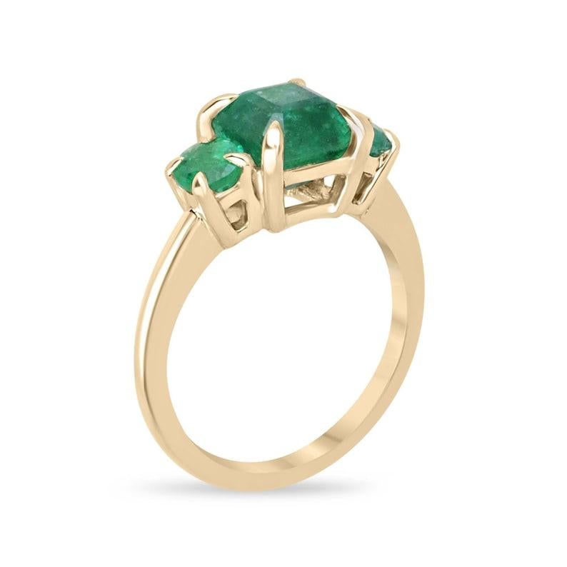 Lasciati conquistare dall'eleganza senza tempo del nostro anello Emerald Trilogy Three Stone, in cui un affascinante smeraldo taglio asscher è al centro della scena, affiancato da due smeraldi taglio rotondo per creare una splendida trilogia. Tutte