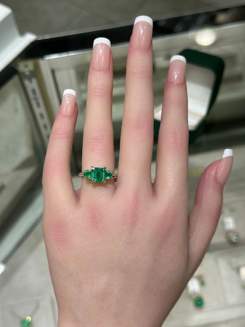 Contemporaneo Anello trilogy con smeraldo taglio Asscher da 3,01tcw 14K e accenti laterali rotondi in vendita