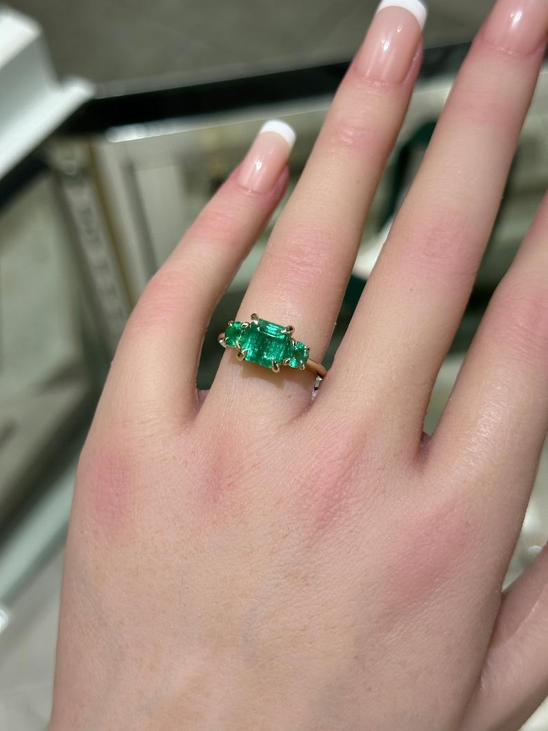 Taglio Asscher Anello trilogy con smeraldo taglio Asscher da 3,01tcw 14K e accenti laterali rotondi in vendita