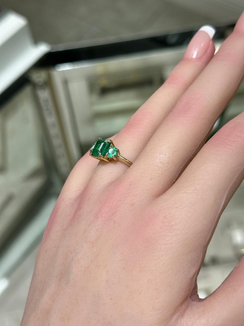 Anello trilogy con smeraldo taglio Asscher da 3,01tcw 14K e accenti laterali rotondi In condizioni Nuovo in vendita a Jupiter, FL