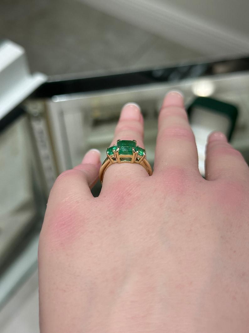 Donna Anello trilogy con smeraldo taglio Asscher da 3,01tcw 14K e accenti laterali rotondi in vendita