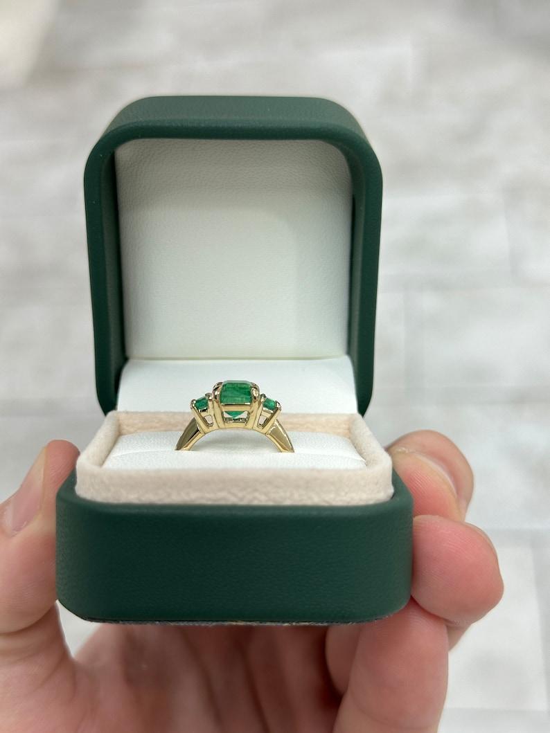 Anello trilogy con smeraldo taglio Asscher da 3,01tcw 14K e accenti laterali rotondi in vendita 2