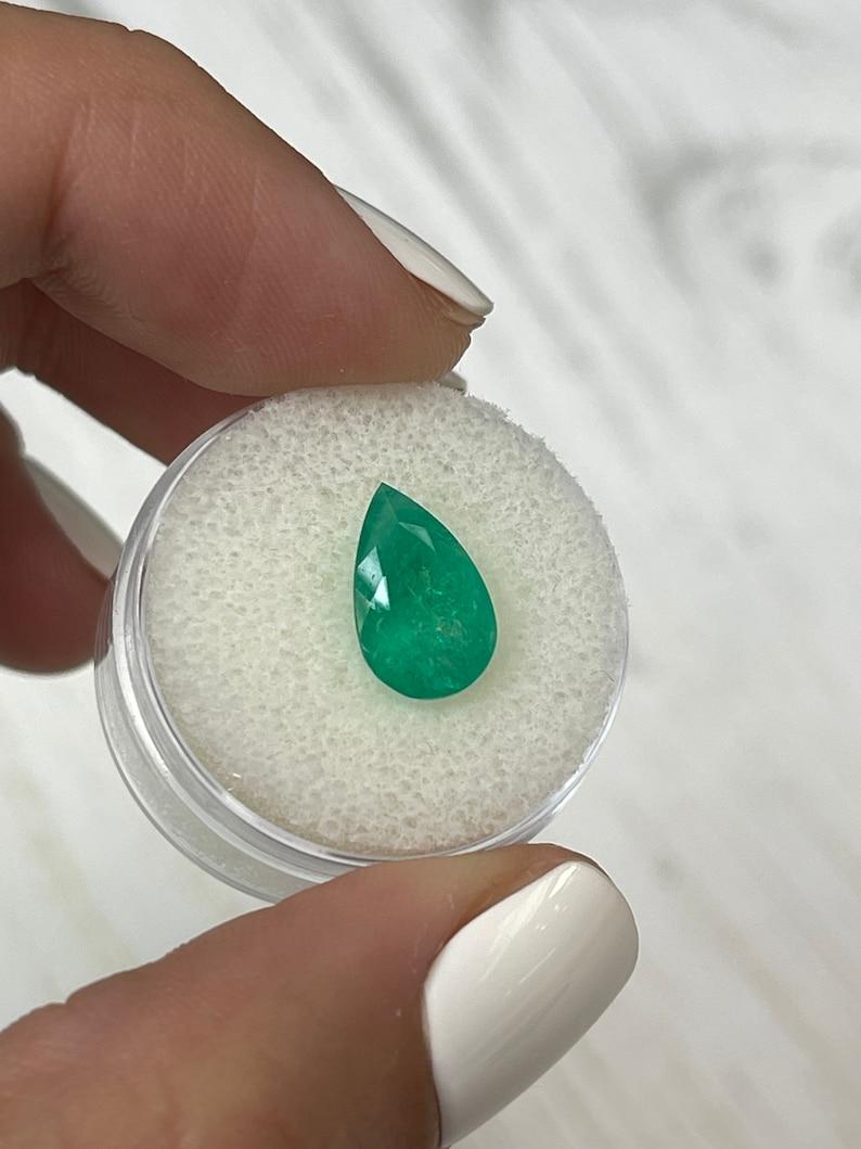 3,02 Karat 12,3x7,8 Grüner natürlicher kolumbianischer Smaragd im Birnenschliff - Tropfenschliff Mai (Moderne) im Angebot