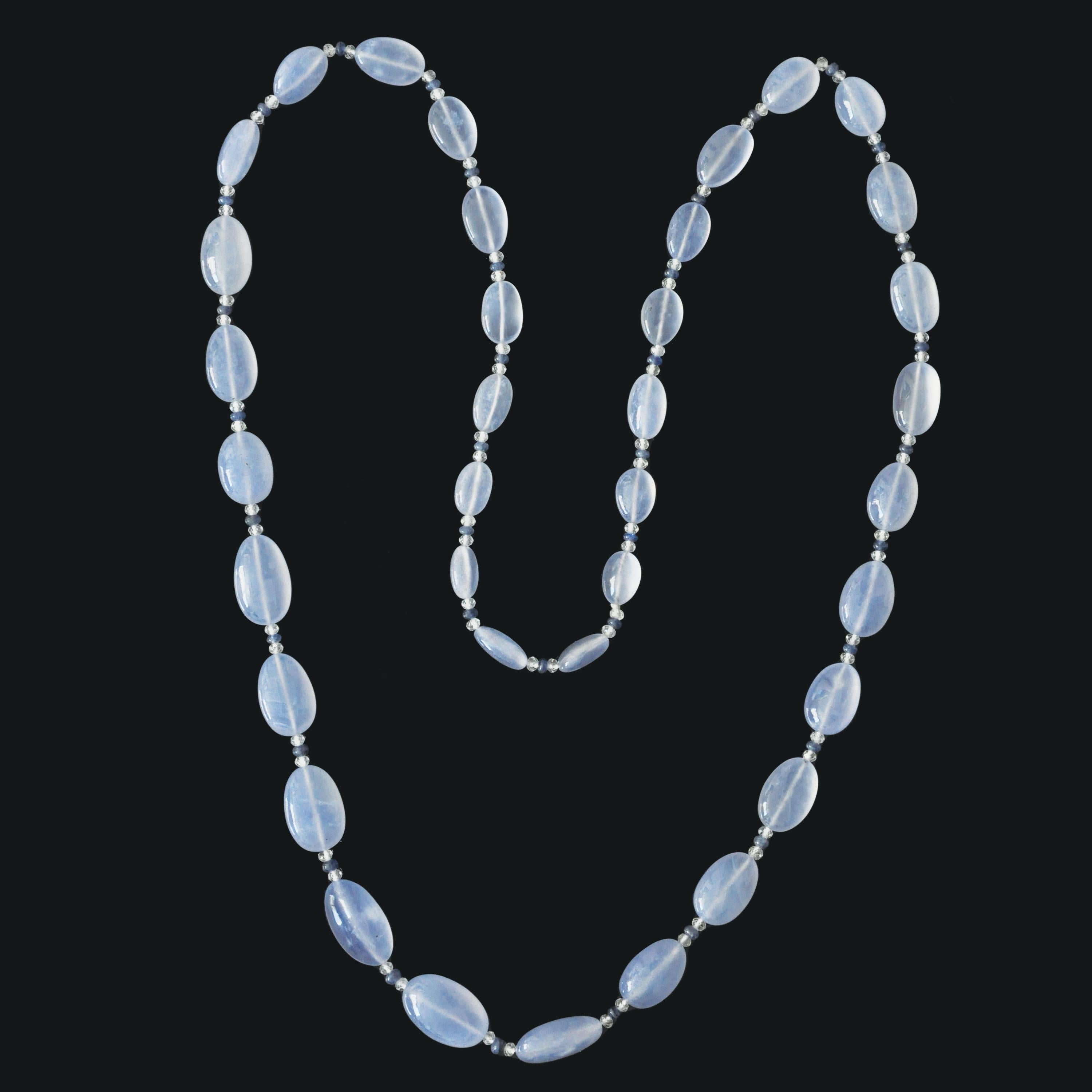 Questa squisita collana è un capolavoro di arte ed eleganza, progettata per mostrare la serena bellezza delle gemme naturali. Presenta perle lisce e burattate di calcedonio blu, ognuna delle quali irradia una tonalità tranquilla e celestiale che