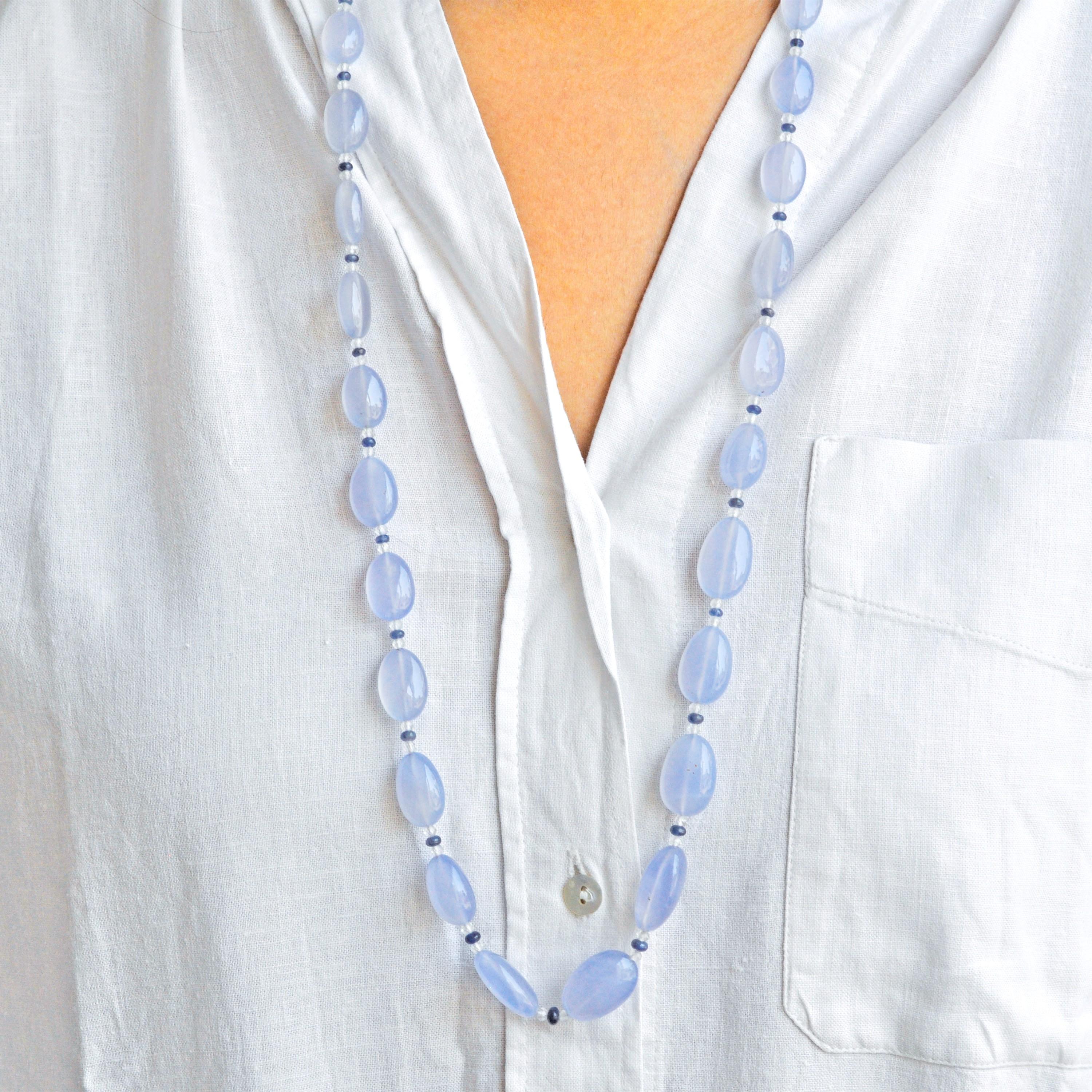 Contemporaneo 302 Carati Collana con perline in cristallo di rocca con zaffiro e calcedonio blu in vendita