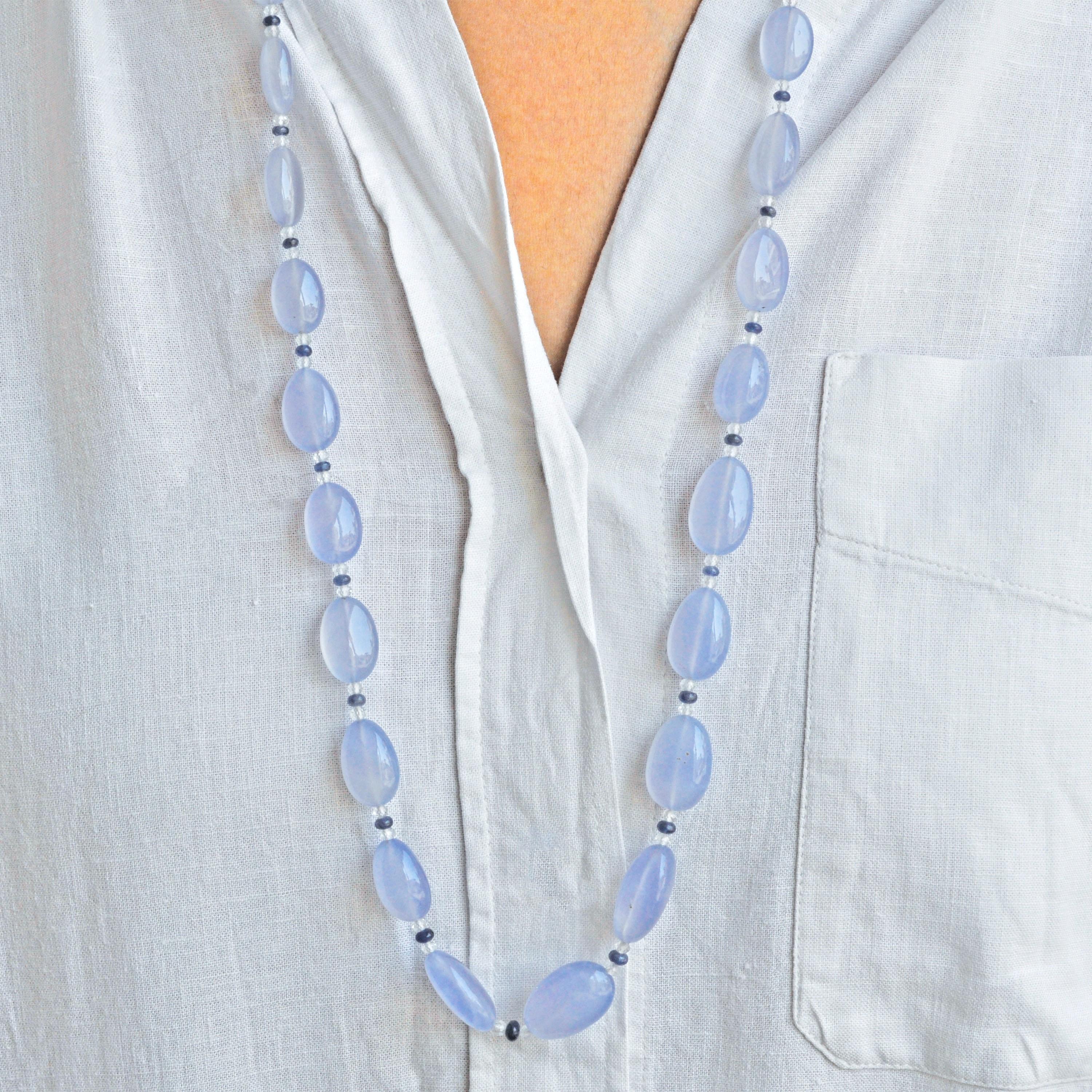 da uomo o donna 302 Carati Collana con perline in cristallo di rocca con zaffiro e calcedonio blu in vendita