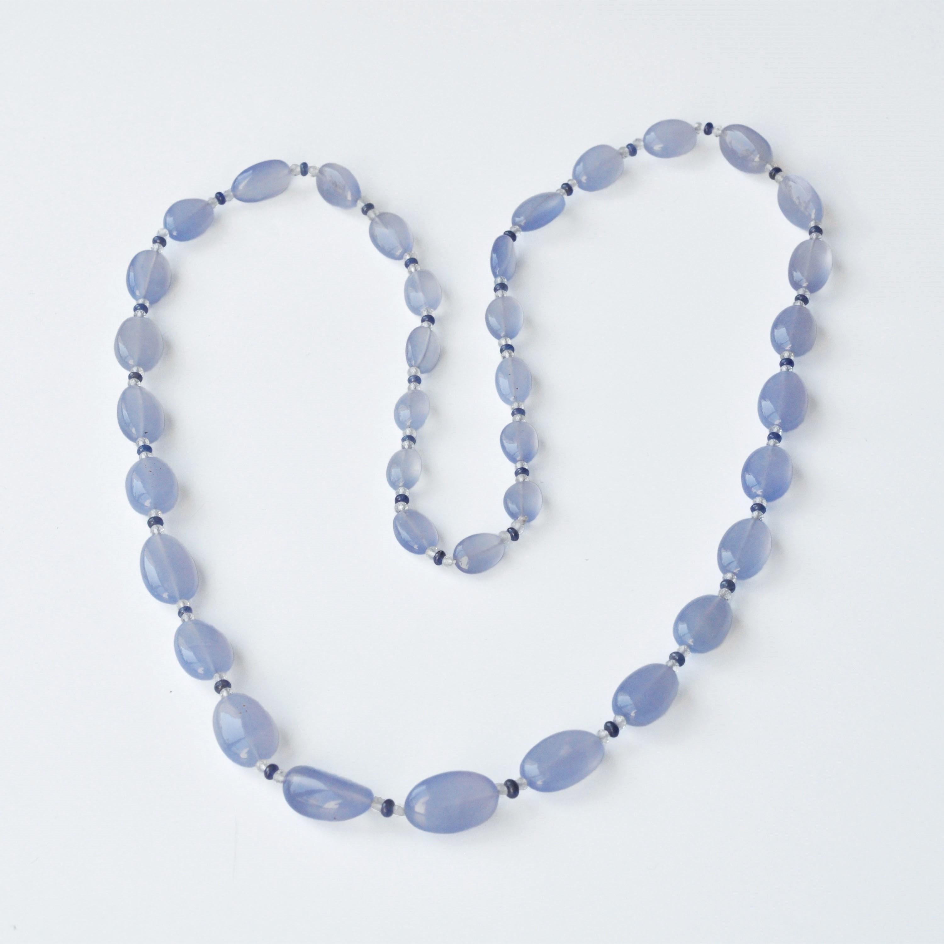 302 Carati Collana con perline in cristallo di rocca con zaffiro e calcedonio blu in vendita 1