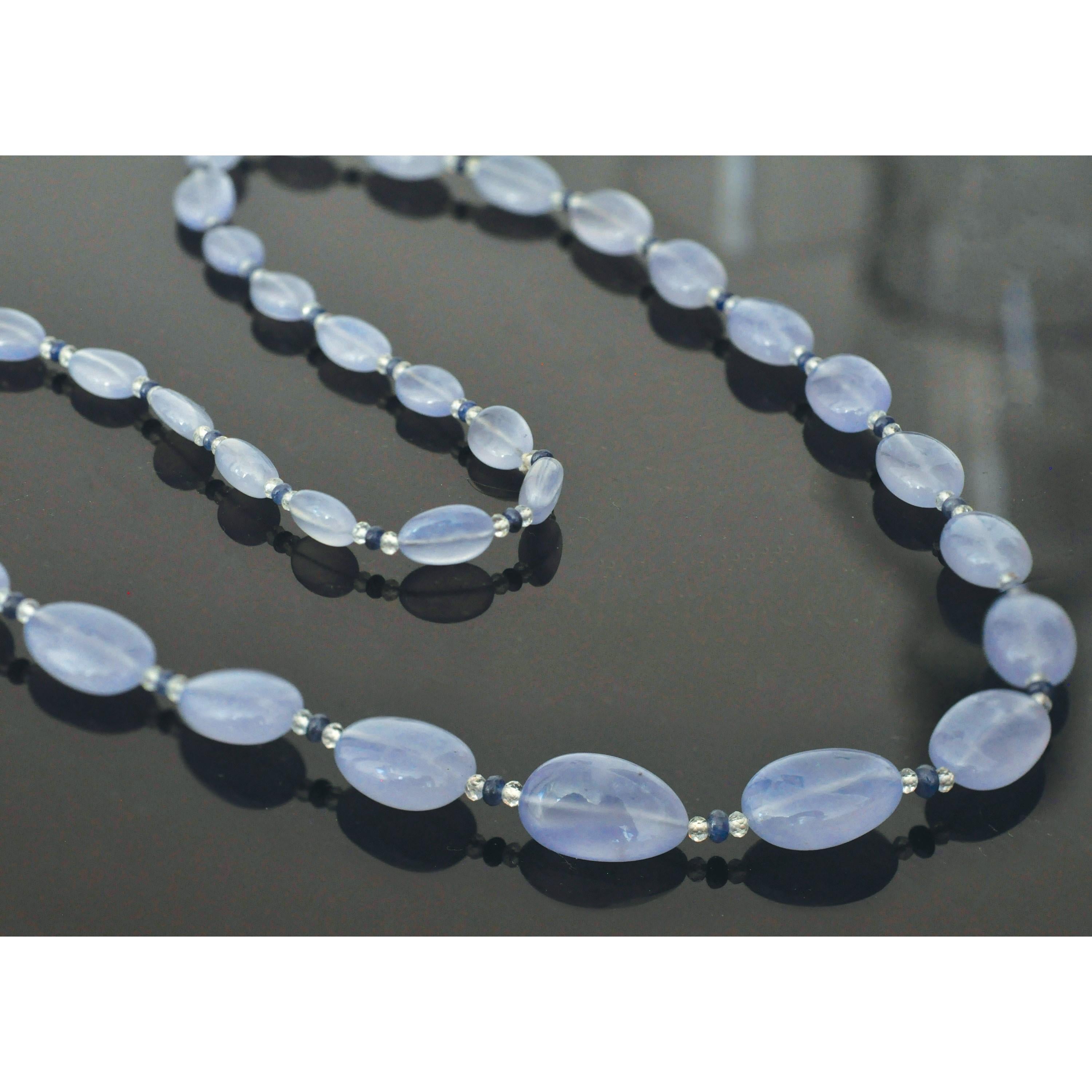 302 Carati Collana con perline in cristallo di rocca con zaffiro e calcedonio blu in vendita 2