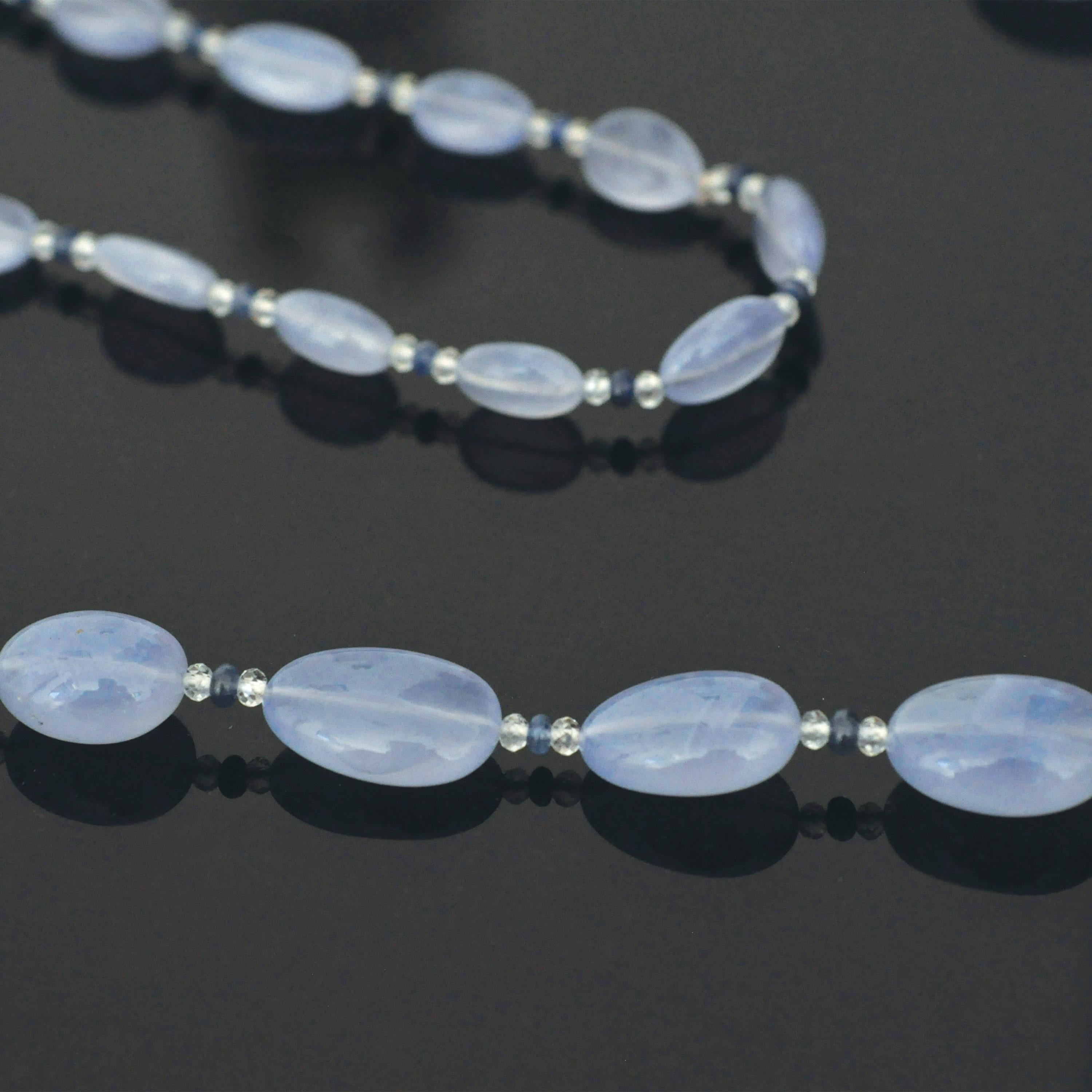 302 Carati Collana con perline in cristallo di rocca con zaffiro e calcedonio blu in vendita 3