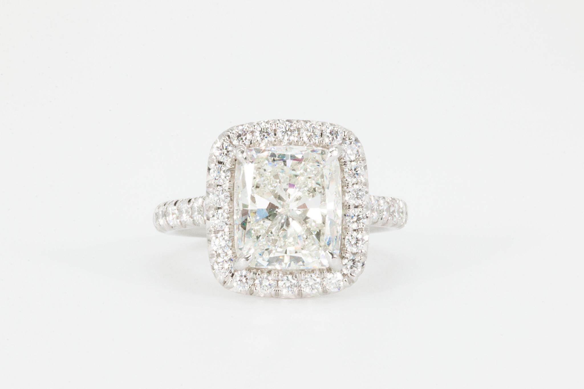 Bague en platine avec diamant brillant coussin de 3,02 carats certifié par la GIA

D'une élégance intemporelle, cette exquise bague en platine met en valeur un diamant naturel certifié GIA de 3,02 carats de taille brillant modifié en son centre. Le