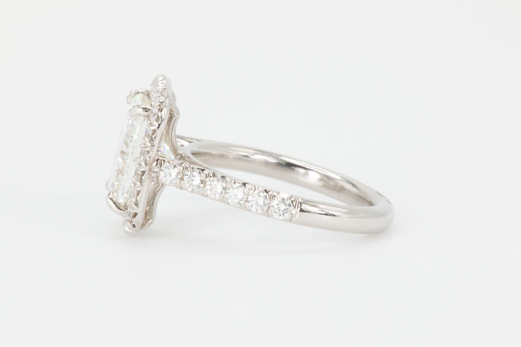 Taille coussin Bague en platine avec diamant brillant coussin de 3,02 carats certifié par la GIA en vente