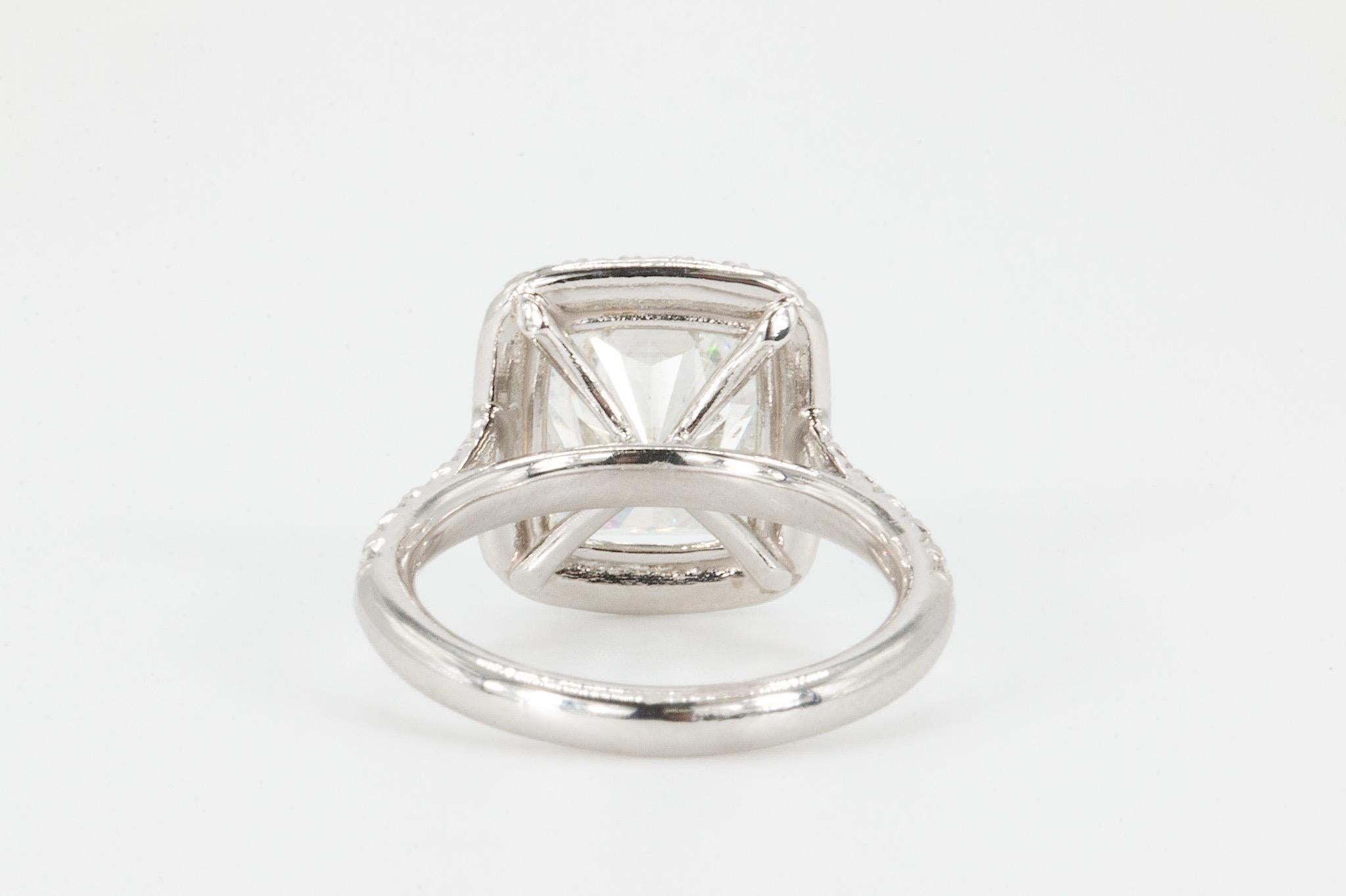 Bague en platine avec diamant brillant coussin de 3,02 carats certifié par la GIA Bon état - En vente à Houston, TX
