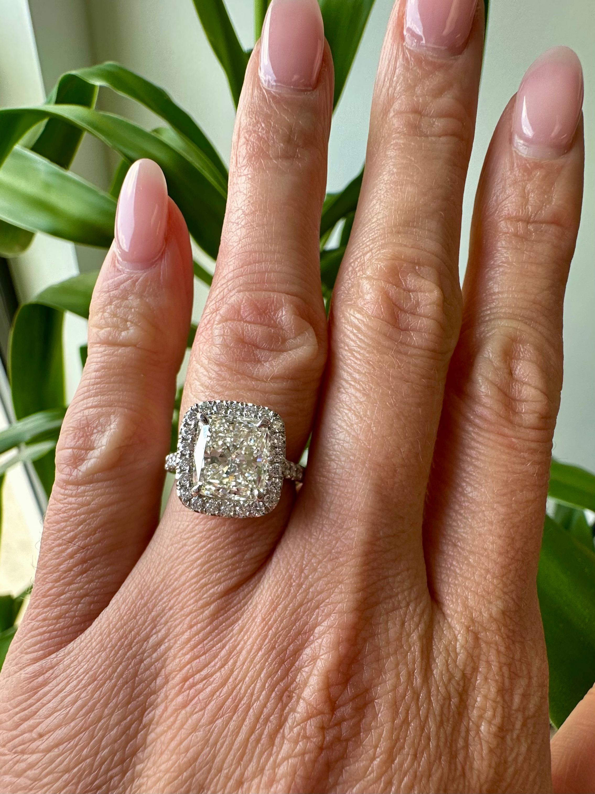 Bague en platine avec diamant brillant coussin de 3,02 carats certifié par la GIA en vente 1