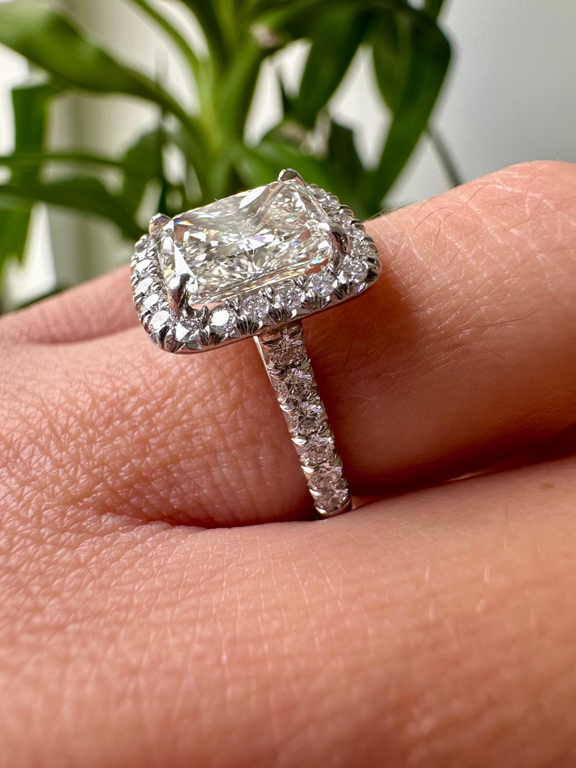 Bague en platine avec diamant brillant coussin de 3,02 carats certifié par la GIA en vente 2