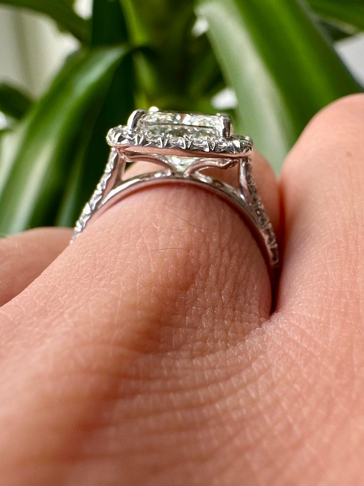 Bague en platine avec diamant brillant coussin de 3,02 carats certifié par la GIA en vente 3