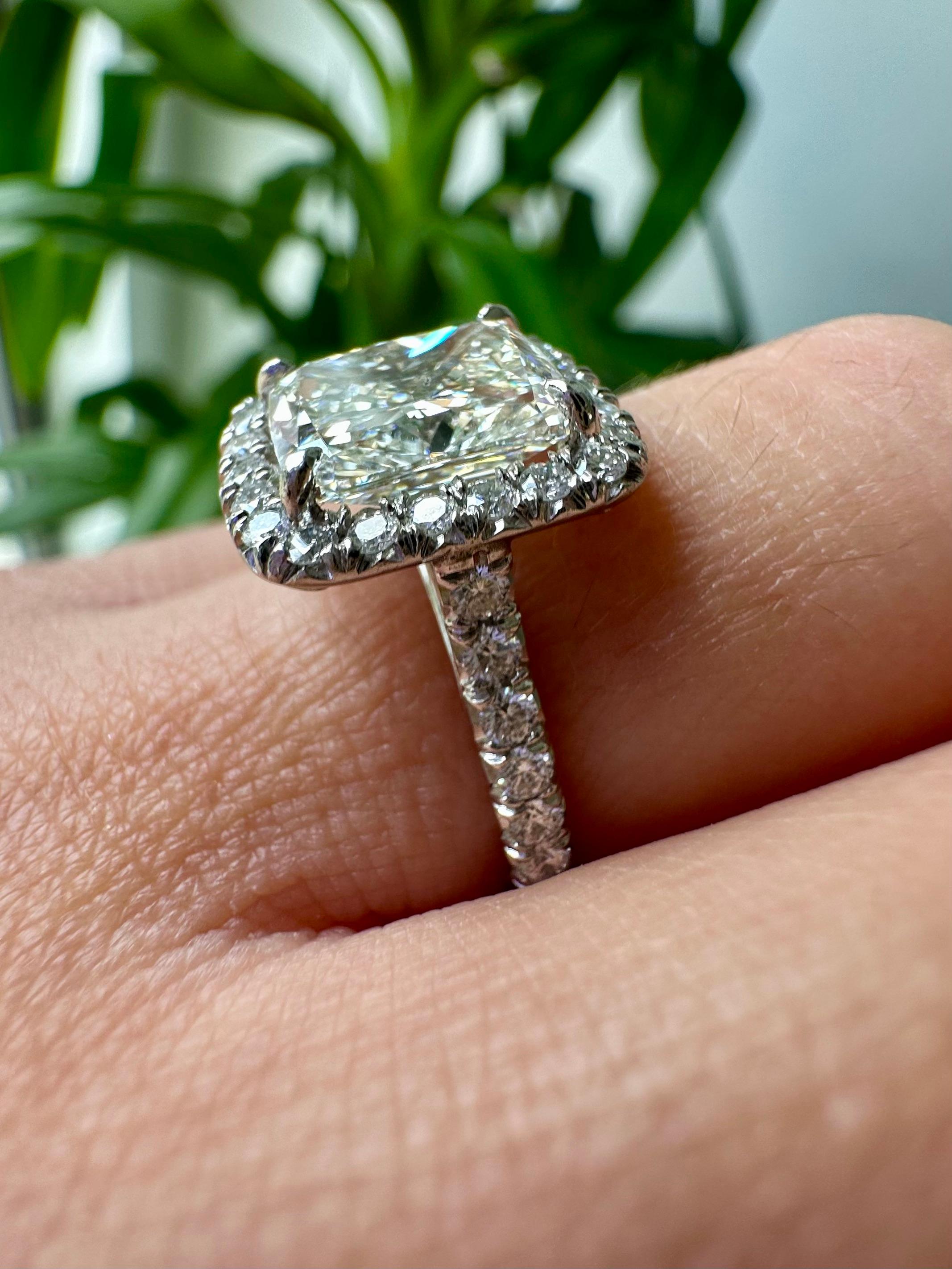 Bague en platine avec diamant brillant coussin de 3,02 carats certifié par la GIA en vente 4