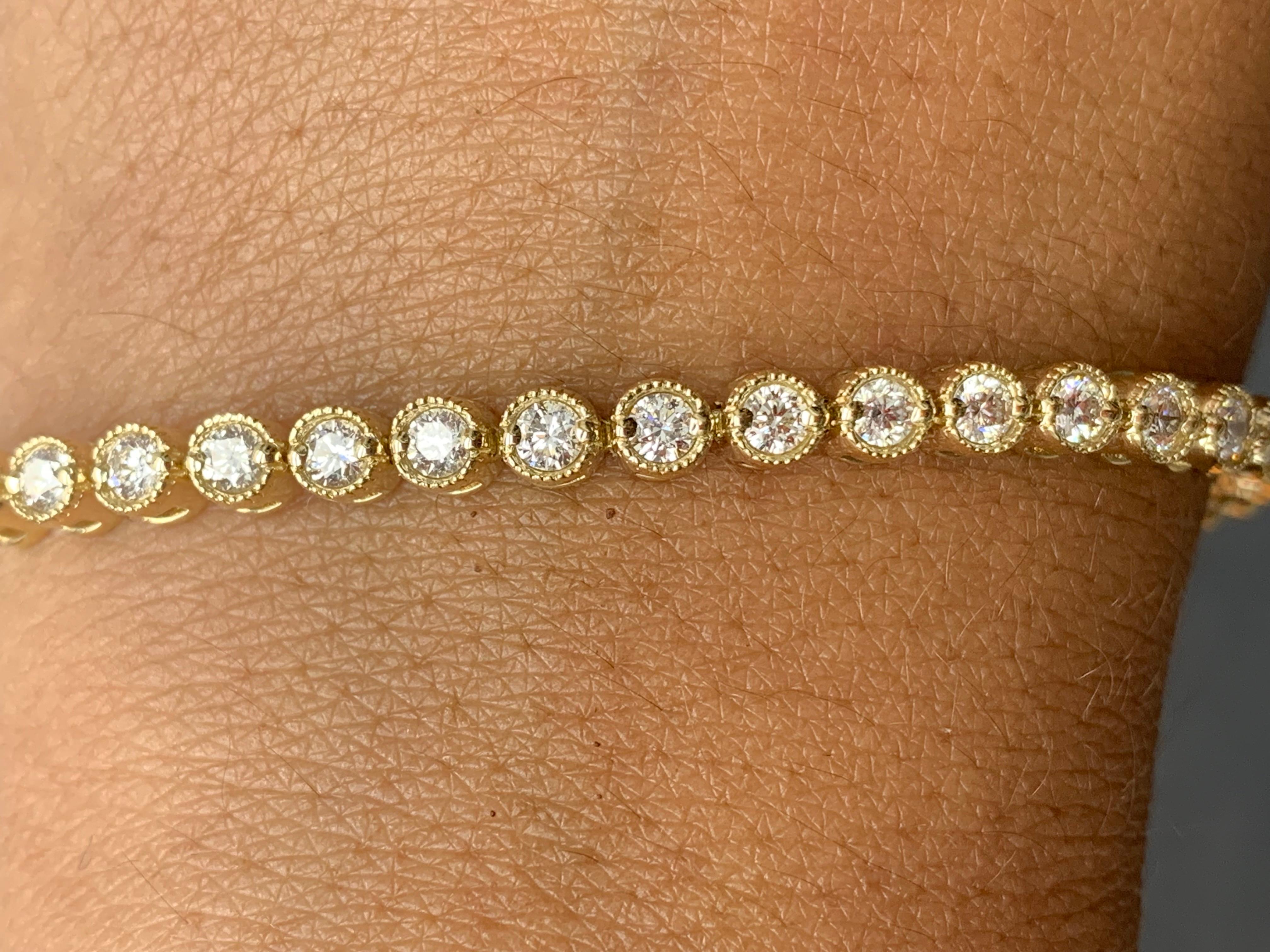 Un bracelet de tennis polyvalent et intemporel mettant en valeur une rangée de diamants ronds de taille brillant 42 pesant 3,02 carats au total, sertis dans de l'or blanc 14k. 

Tous les diamants sont de couleur GH et de pureté SI1.

Le style est