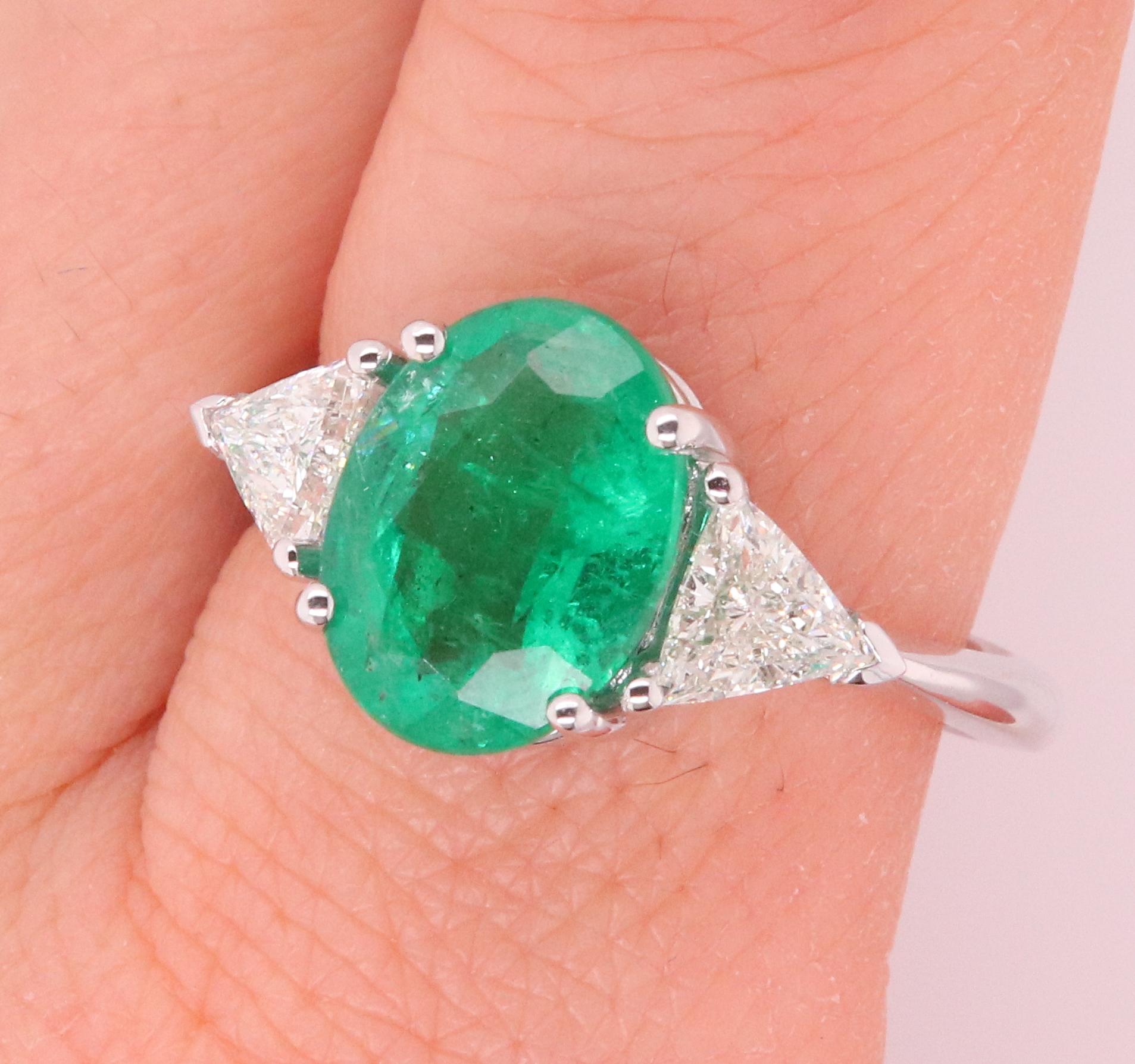 oval shaped emerald ring