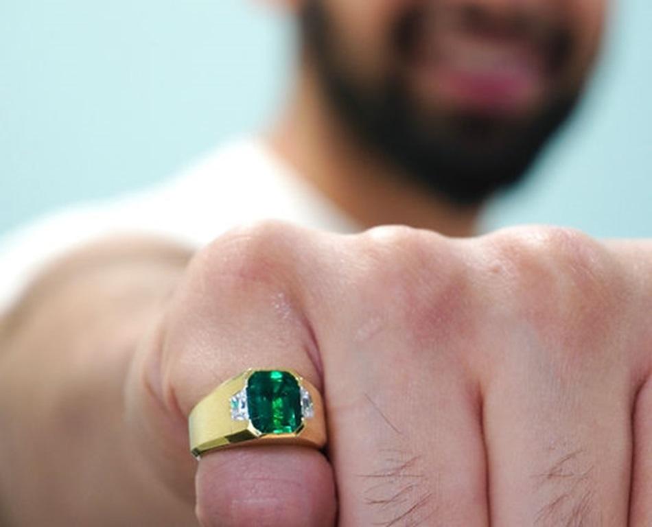 Women's 3.02 Carat Emerald Bezel Ring For Sale