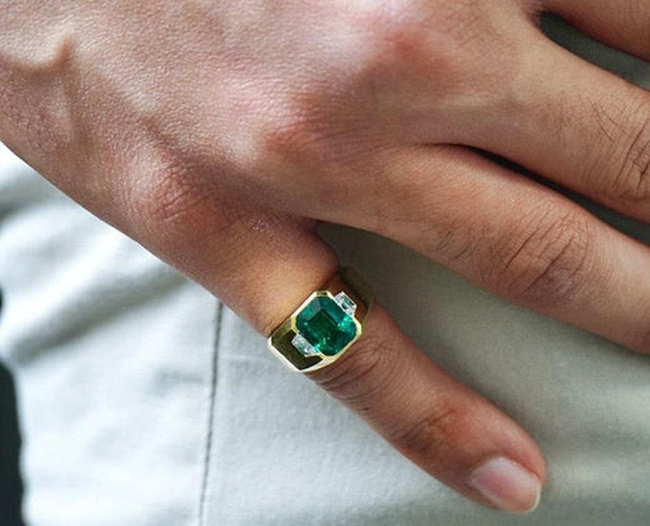 3.02 Carat Emerald Bezel Ring For Sale 2