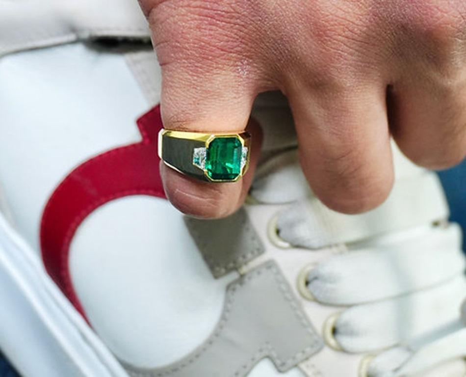 3.02 Carat Emerald Bezel Ring For Sale 4