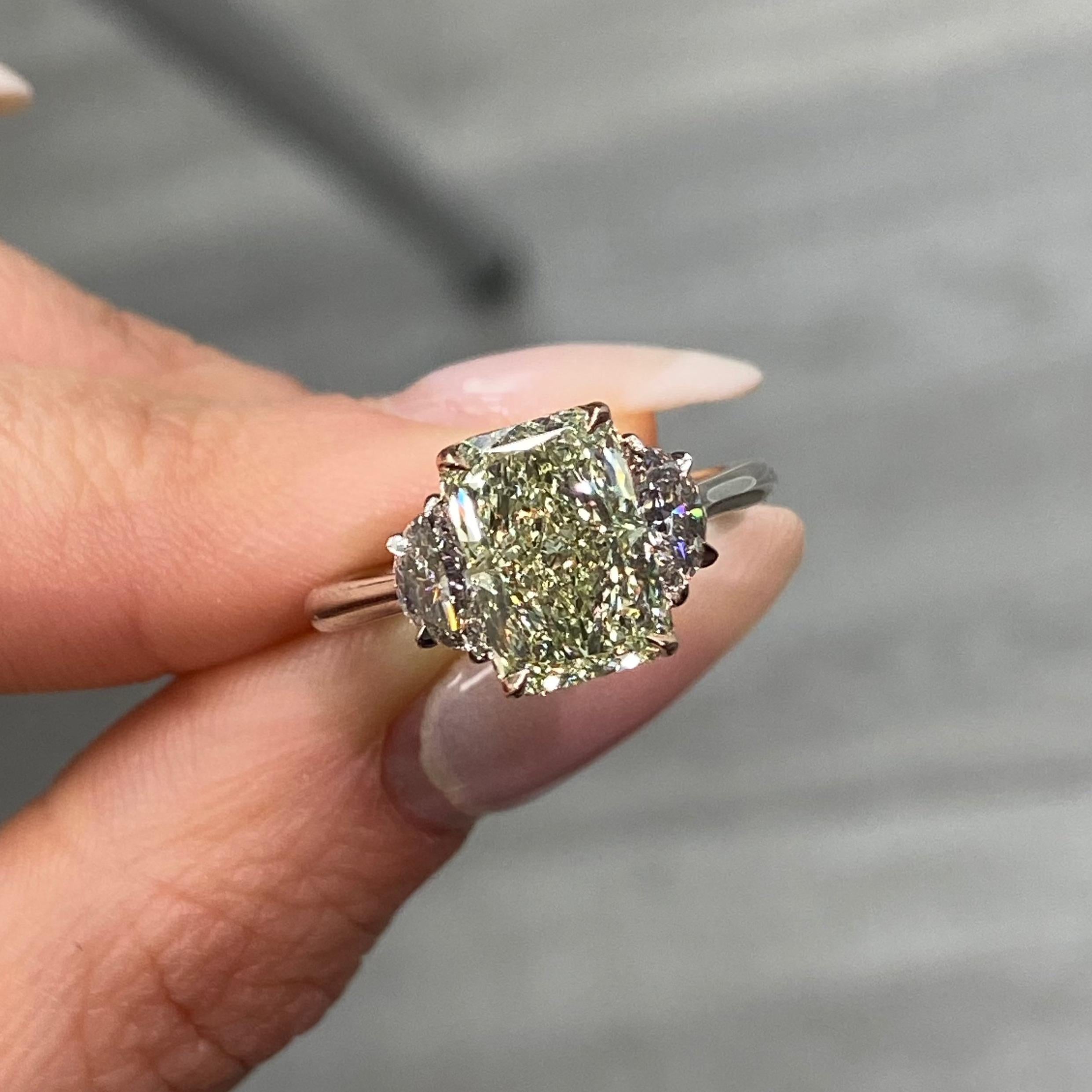 Moderne Bague de fiançailles à diamant radiant allongé de 3,02 carats de couleur jaune-vert fantaisie en vente