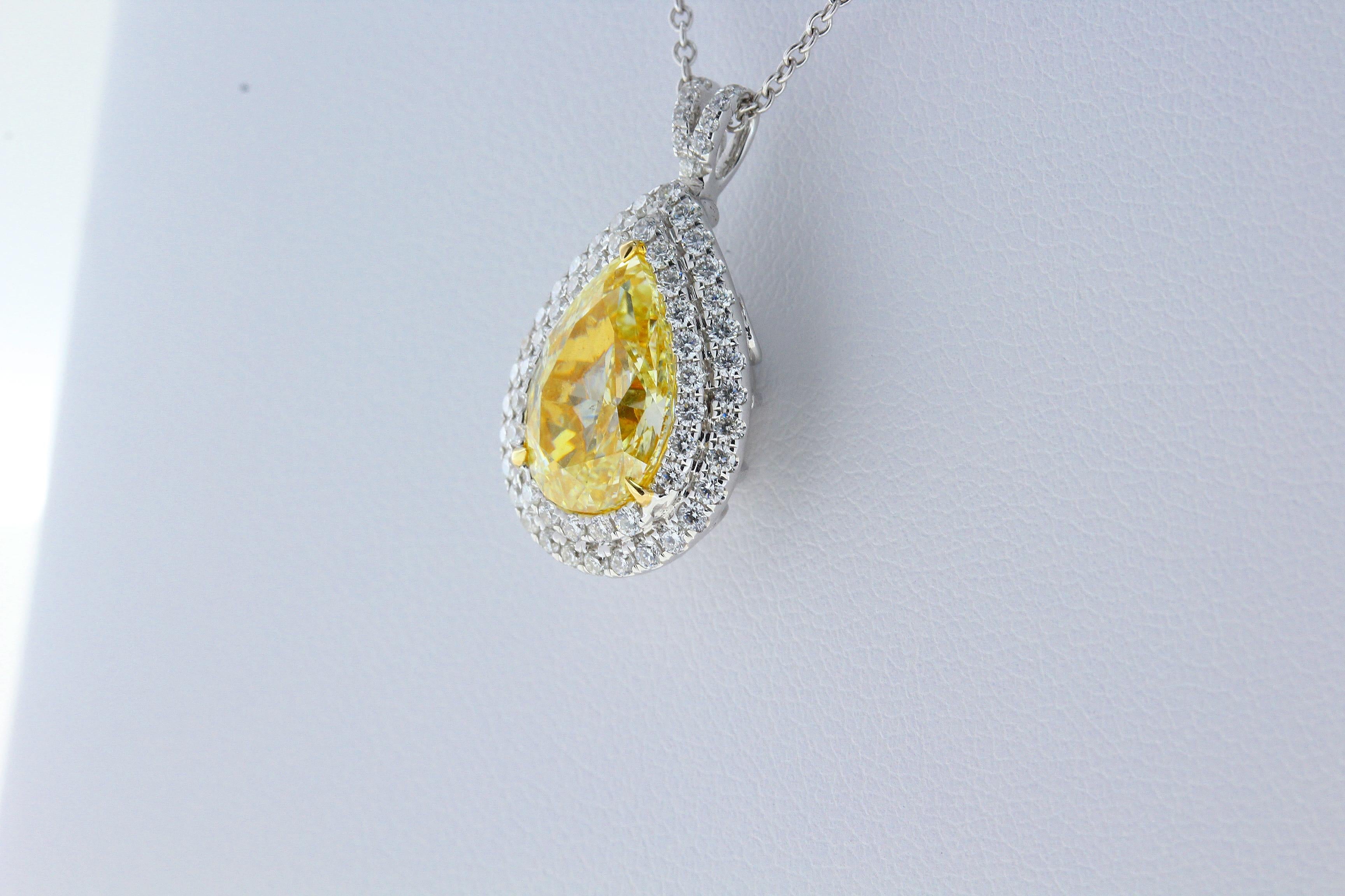 3.02 Carat Fancy Yellow Pear Shape SI1 Diamond Ring and Pendant 18 Karat For Sale 3