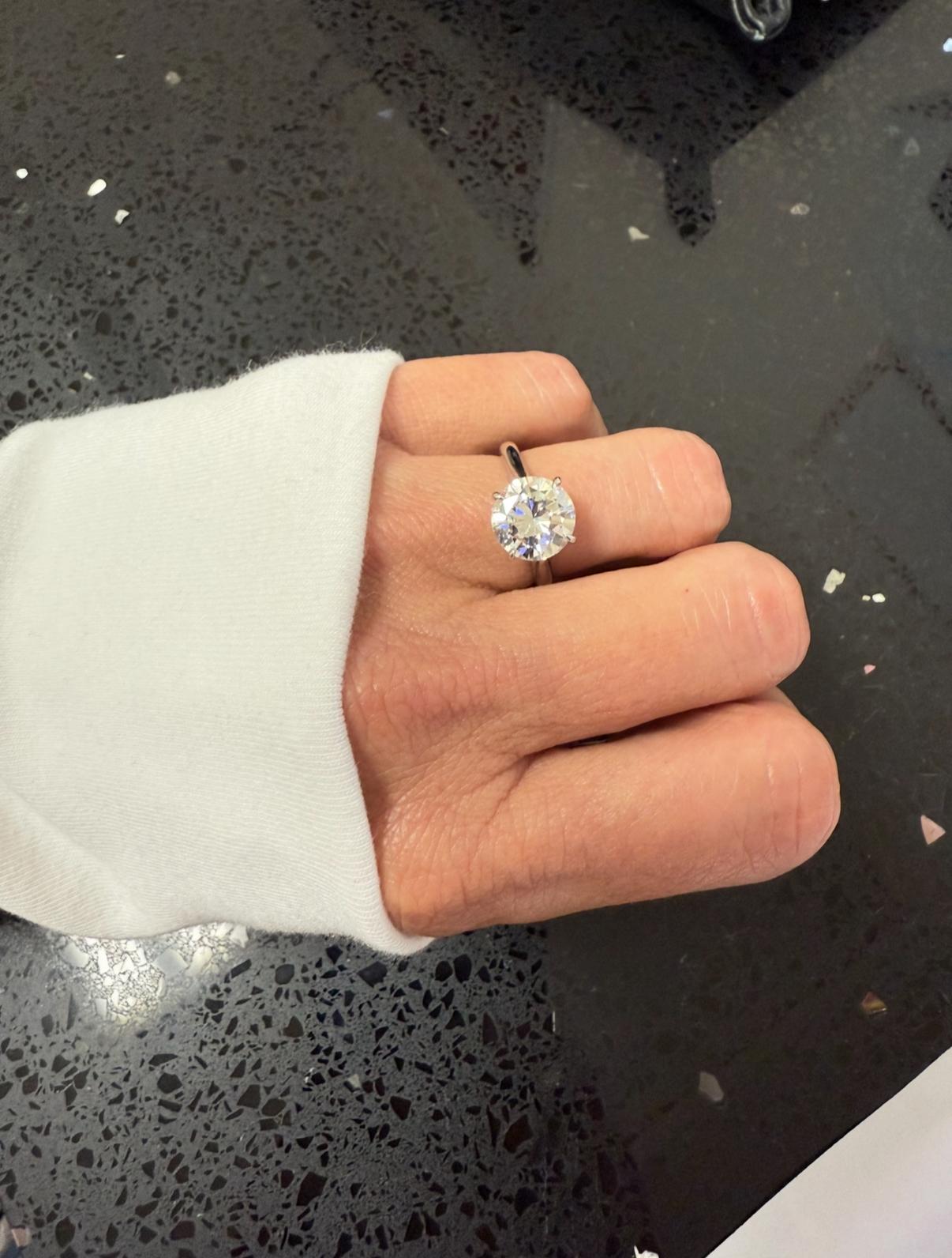 Solitär-Ring 3,02 Karat runder natürlicher Diamant GIA I Farbe VVS2 Reinheit (Rundschliff) im Angebot