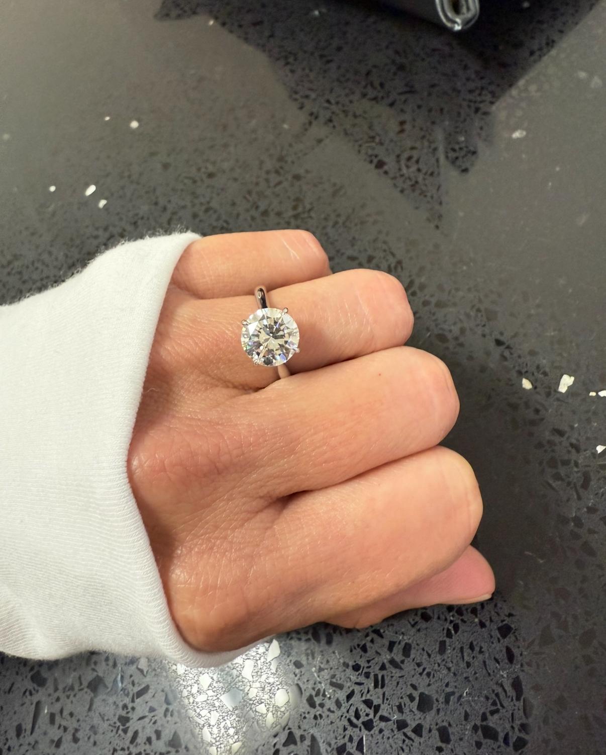Solitär-Ring 3,02 Karat runder natürlicher Diamant GIA I Farbe VVS2 Reinheit im Zustand „Neu“ im Angebot in Miami, FL