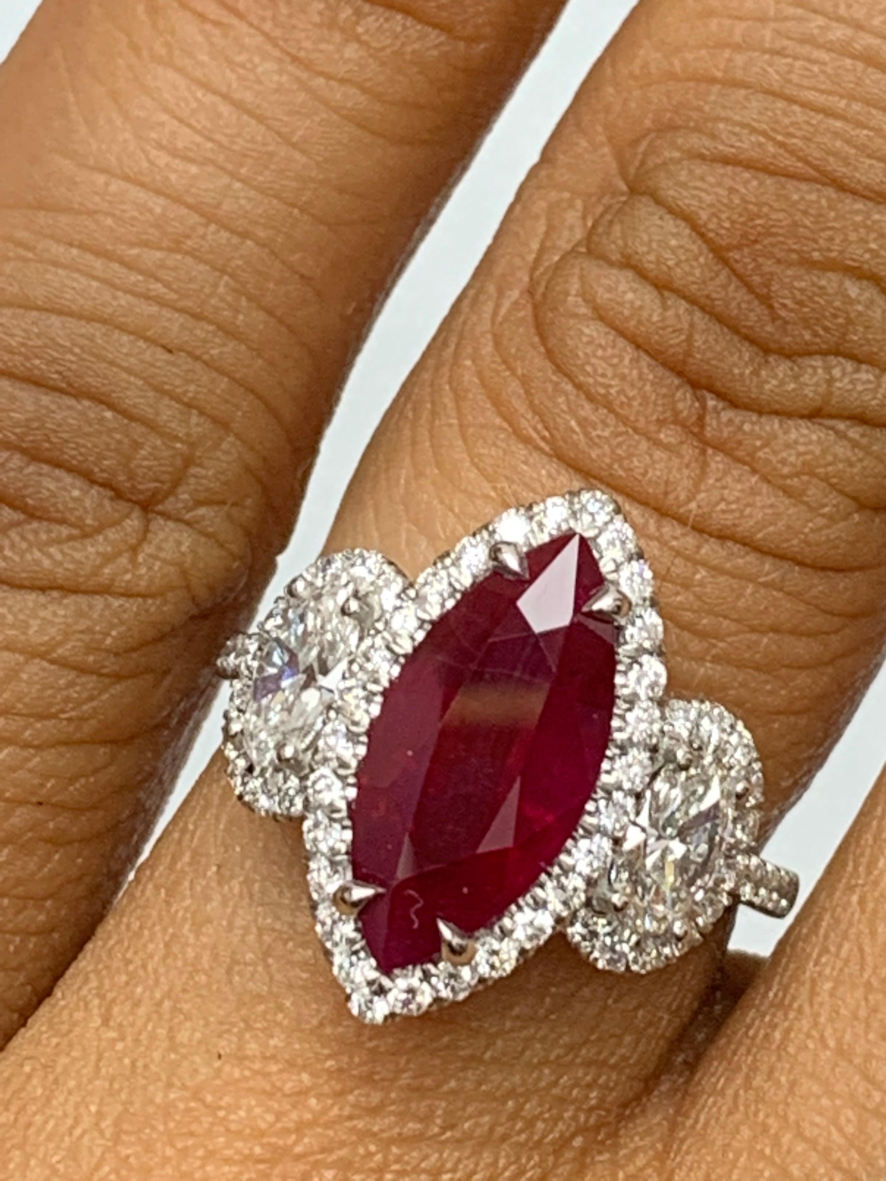 Anello a 3 pietre con rubino e diamante a forma di marquise da 3,02 carati in platino in vendita 4