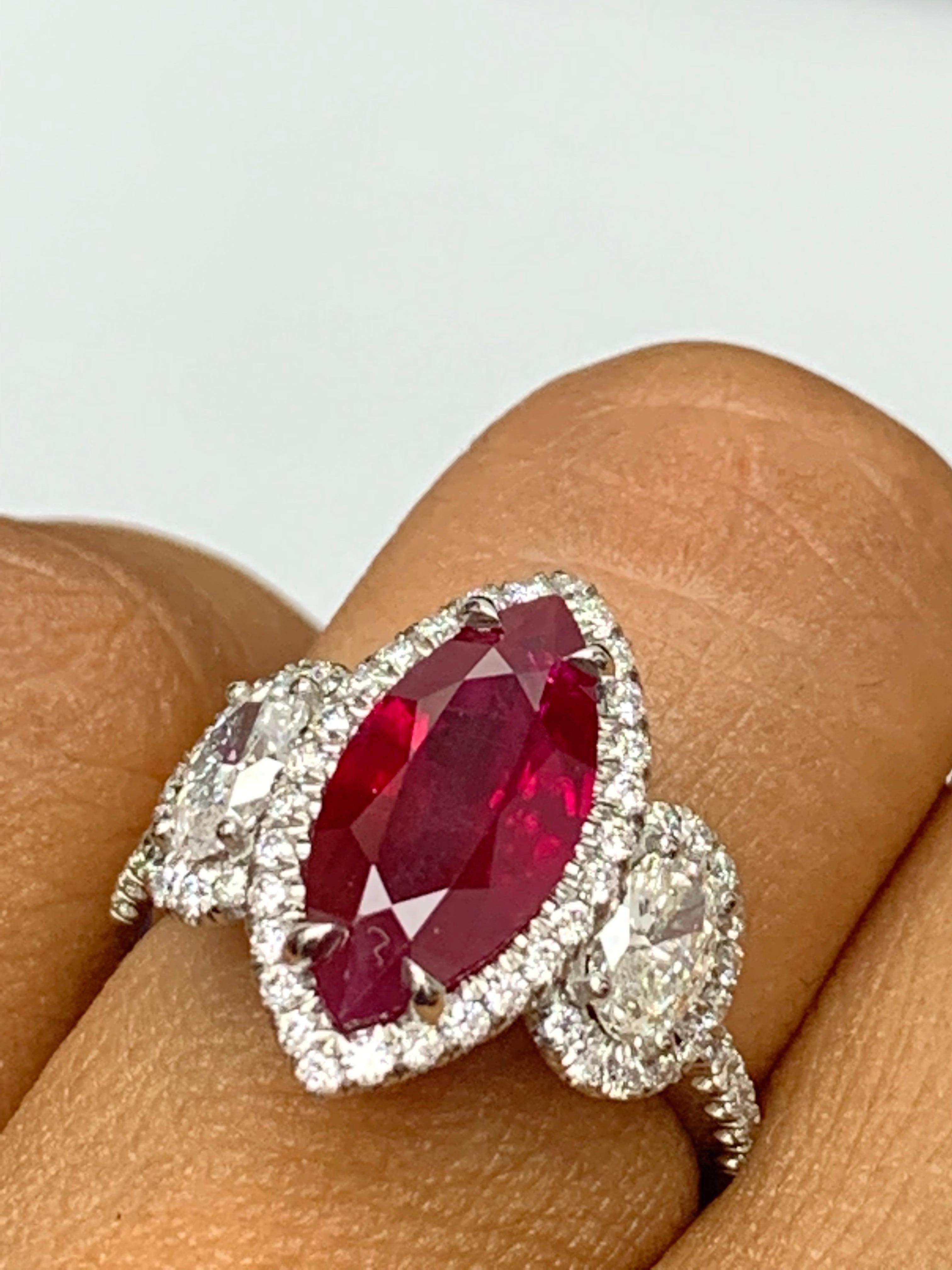 Anello a 3 pietre con rubino e diamante a forma di marquise da 3,02 carati in platino in vendita 5