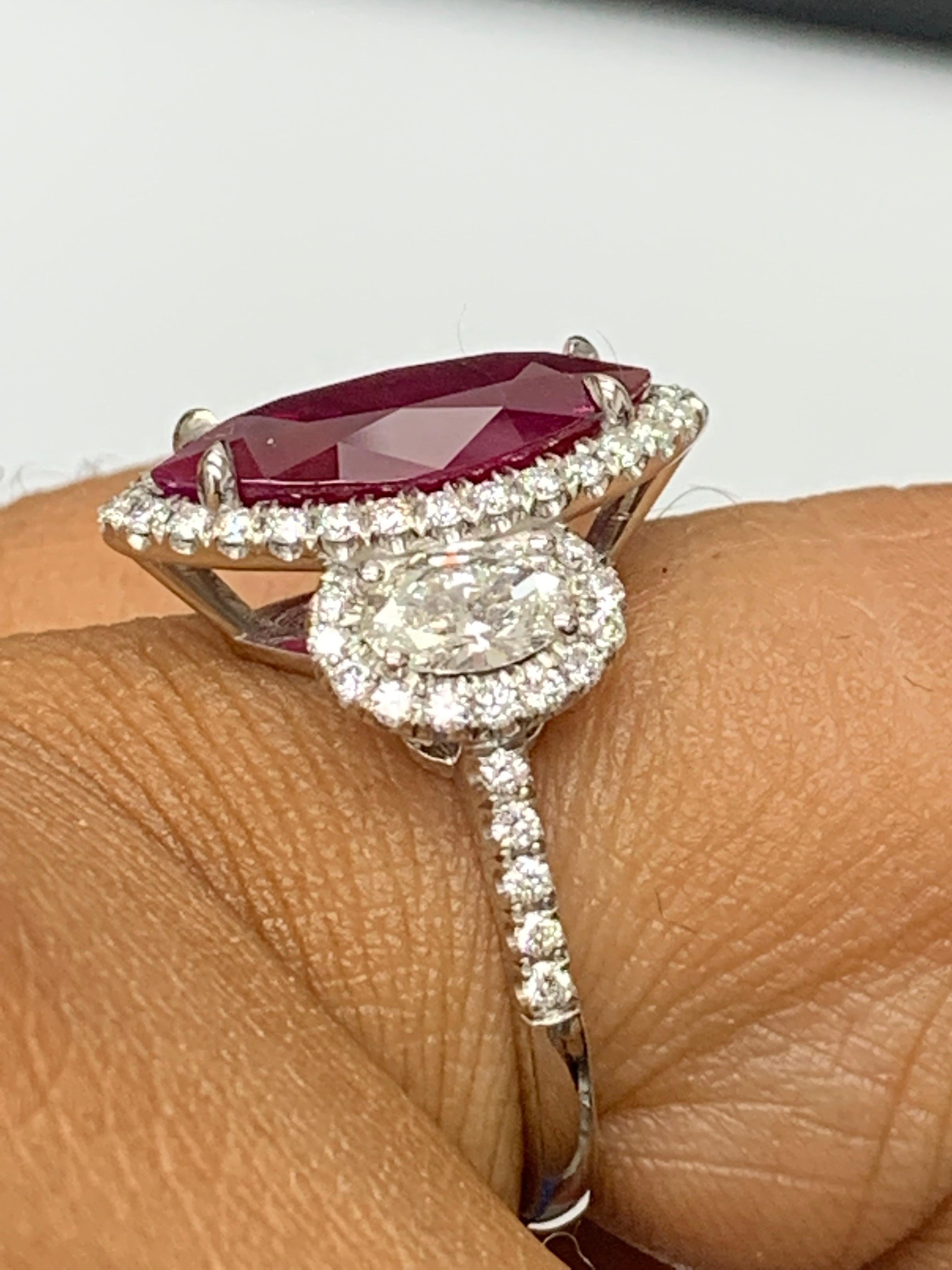 Anello a 3 pietre con rubino e diamante a forma di marquise da 3,02 carati in platino in vendita 7