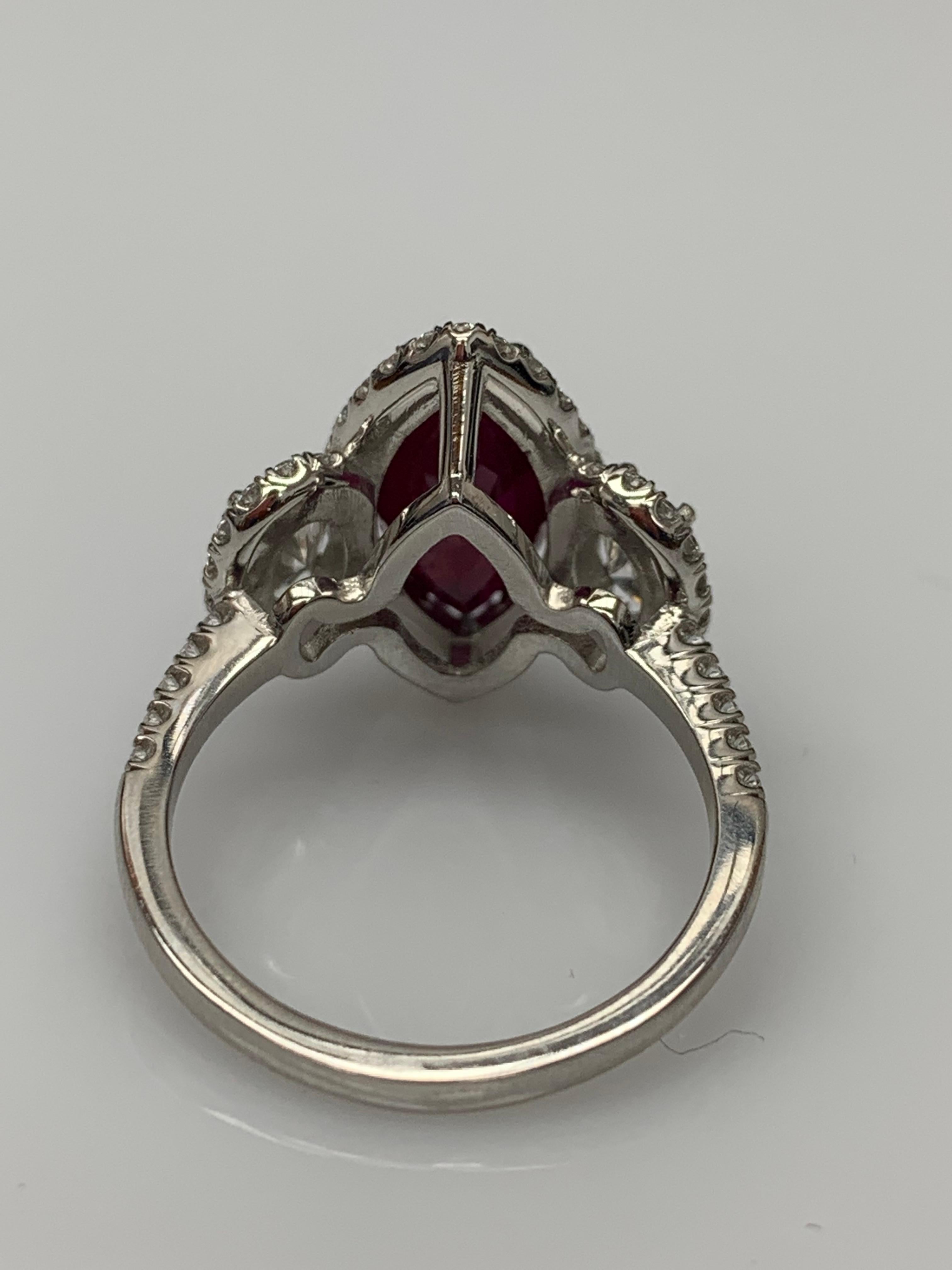 Anello a 3 pietre con rubino e diamante a forma di marquise da 3,02 carati in platino in vendita 10