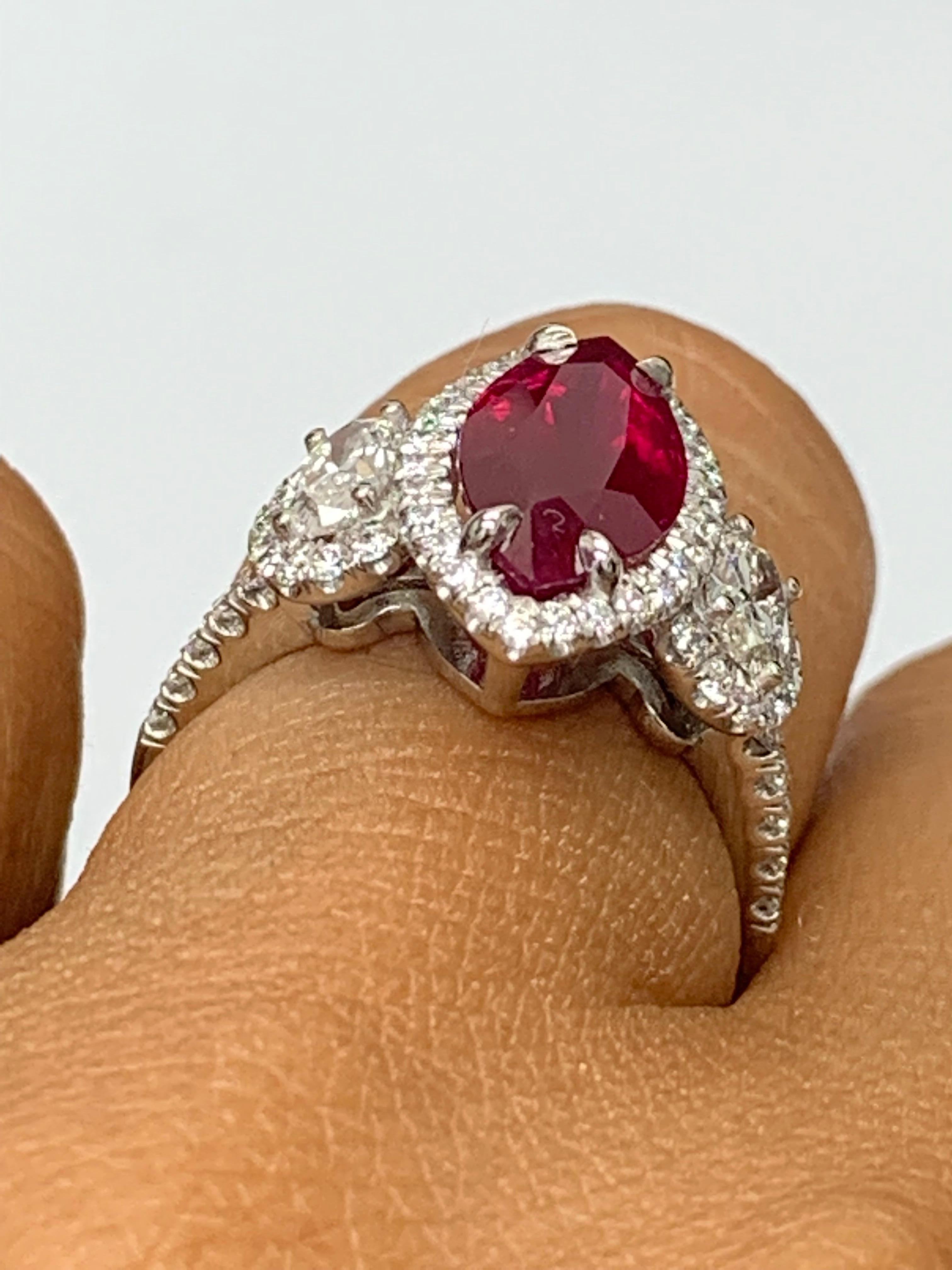 Uno splendido anello con un ricco, intenso e brillante rubino a forma di marquise del peso di 3,02 carati circondato da una fila di diamanti. Accanto alla pietra centrale ci sono due diamanti di forma ovale, per un peso totale di 0,66 carati,