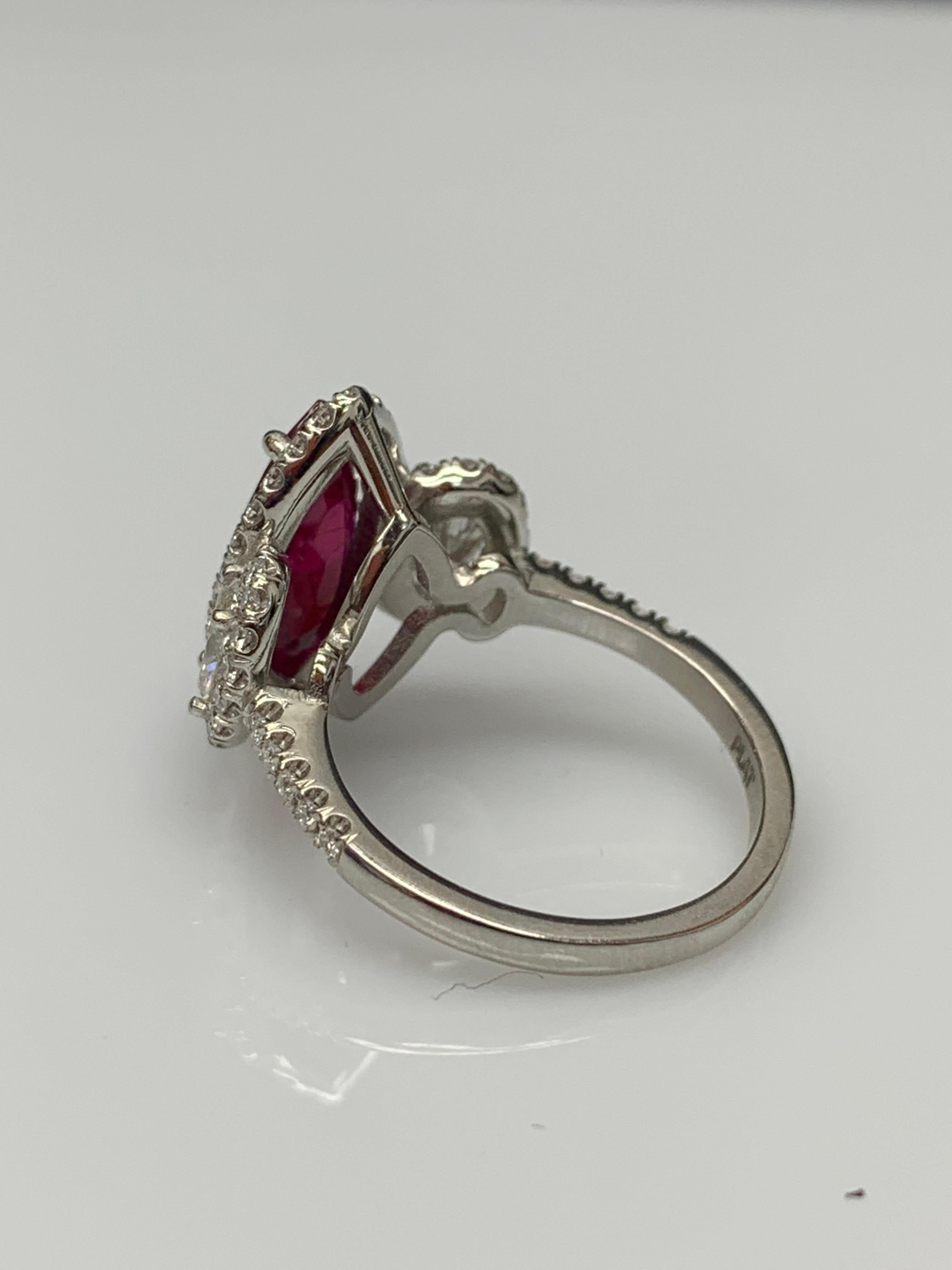 Anello a 3 pietre con rubino e diamante a forma di marquise da 3,02 carati in platino in vendita 14