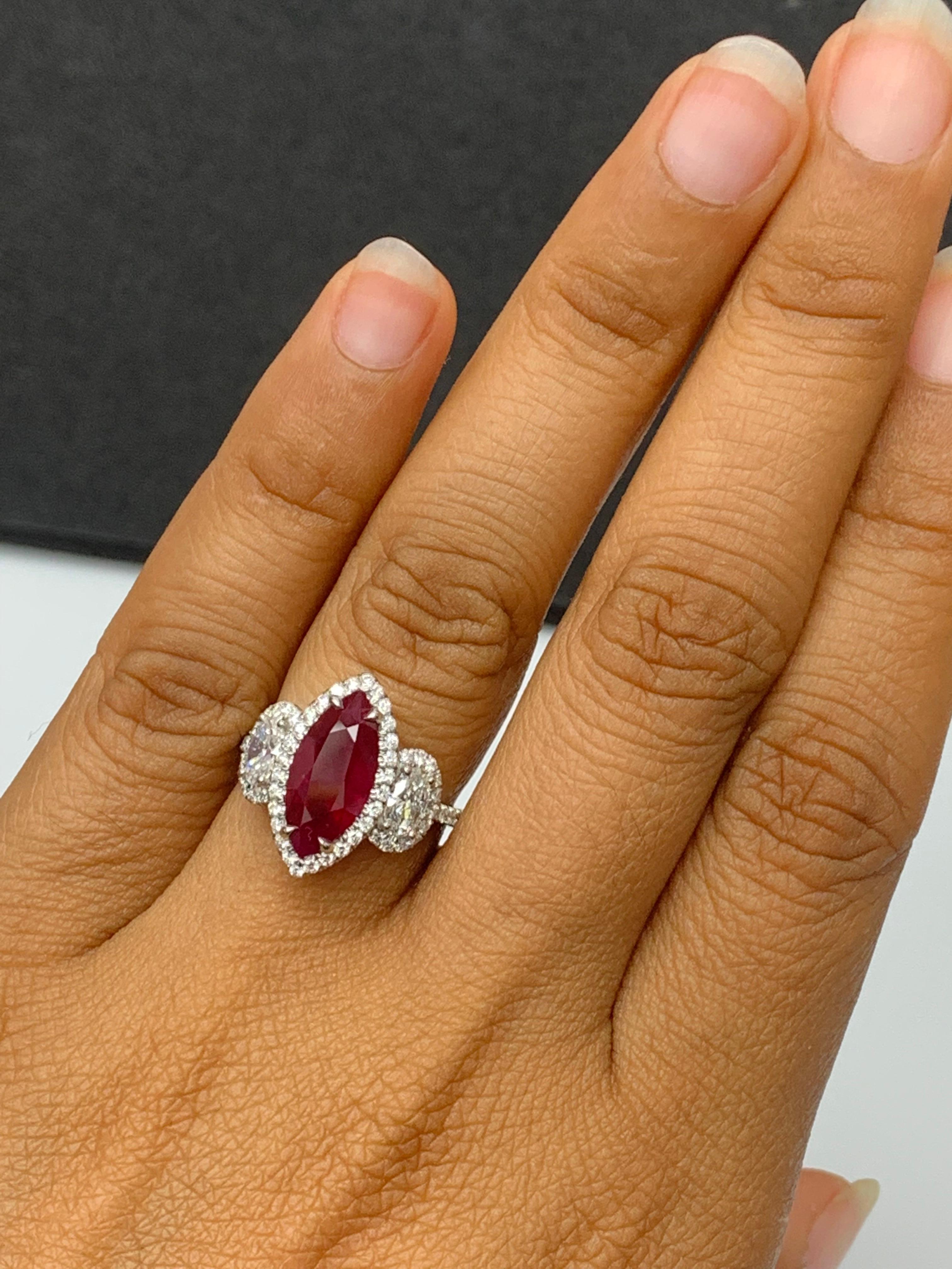 Moderno Anello a 3 pietre con rubino e diamante a forma di marquise da 3,02 carati in platino in vendita