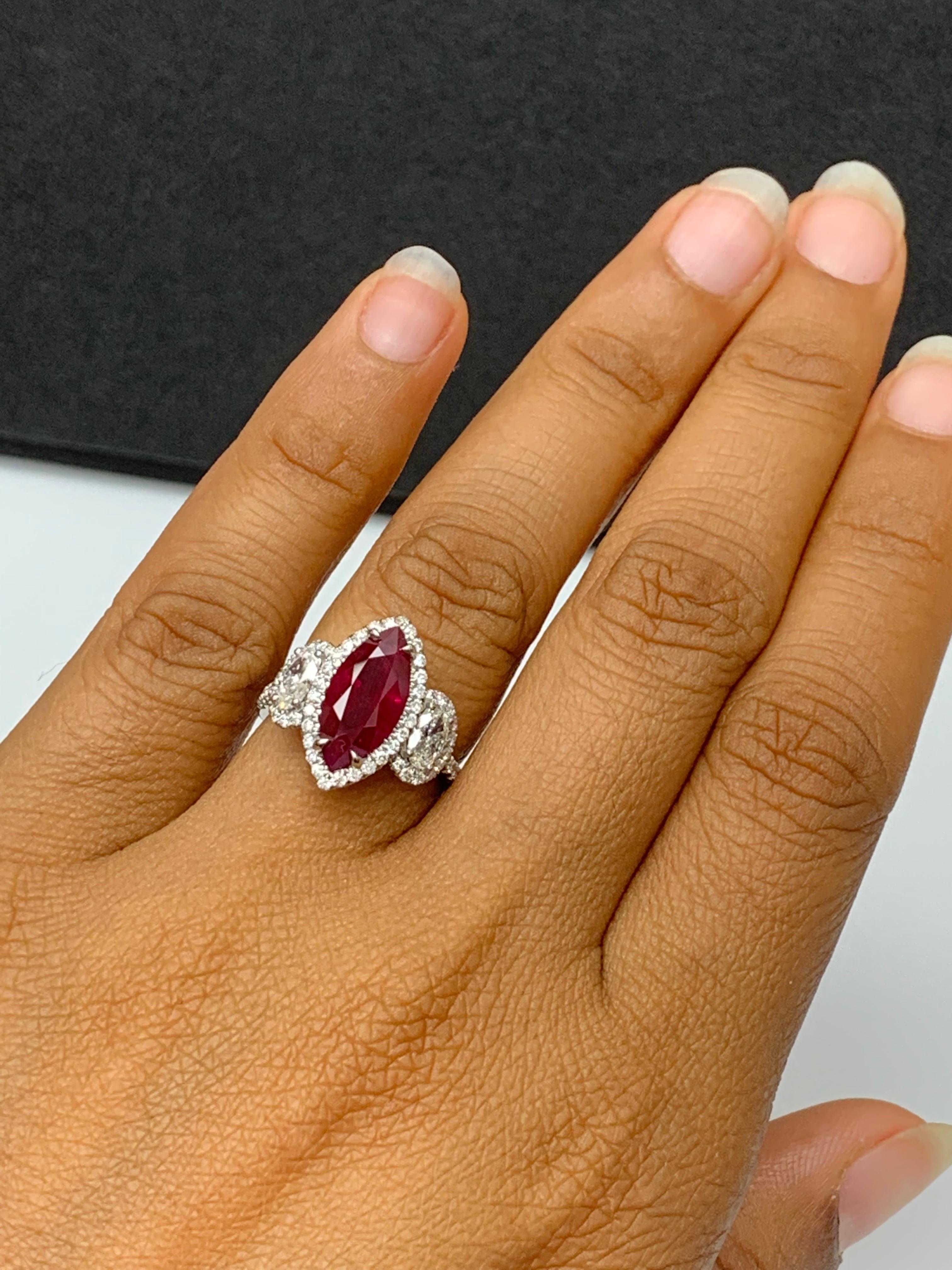 Taglio marquise Anello a 3 pietre con rubino e diamante a forma di marquise da 3,02 carati in platino in vendita