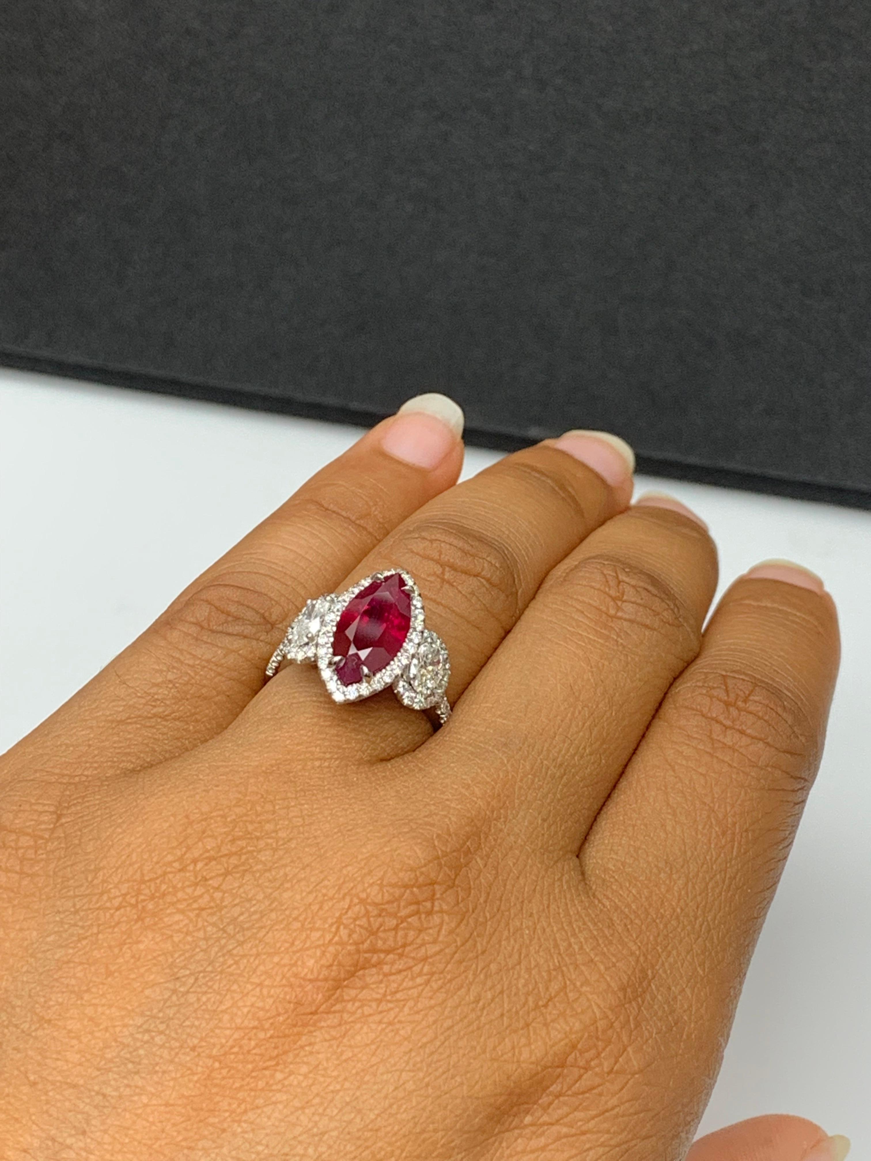 Anello a 3 pietre con rubino e diamante a forma di marquise da 3,02 carati in platino In condizioni Nuovo in vendita a NEW YORK, NY