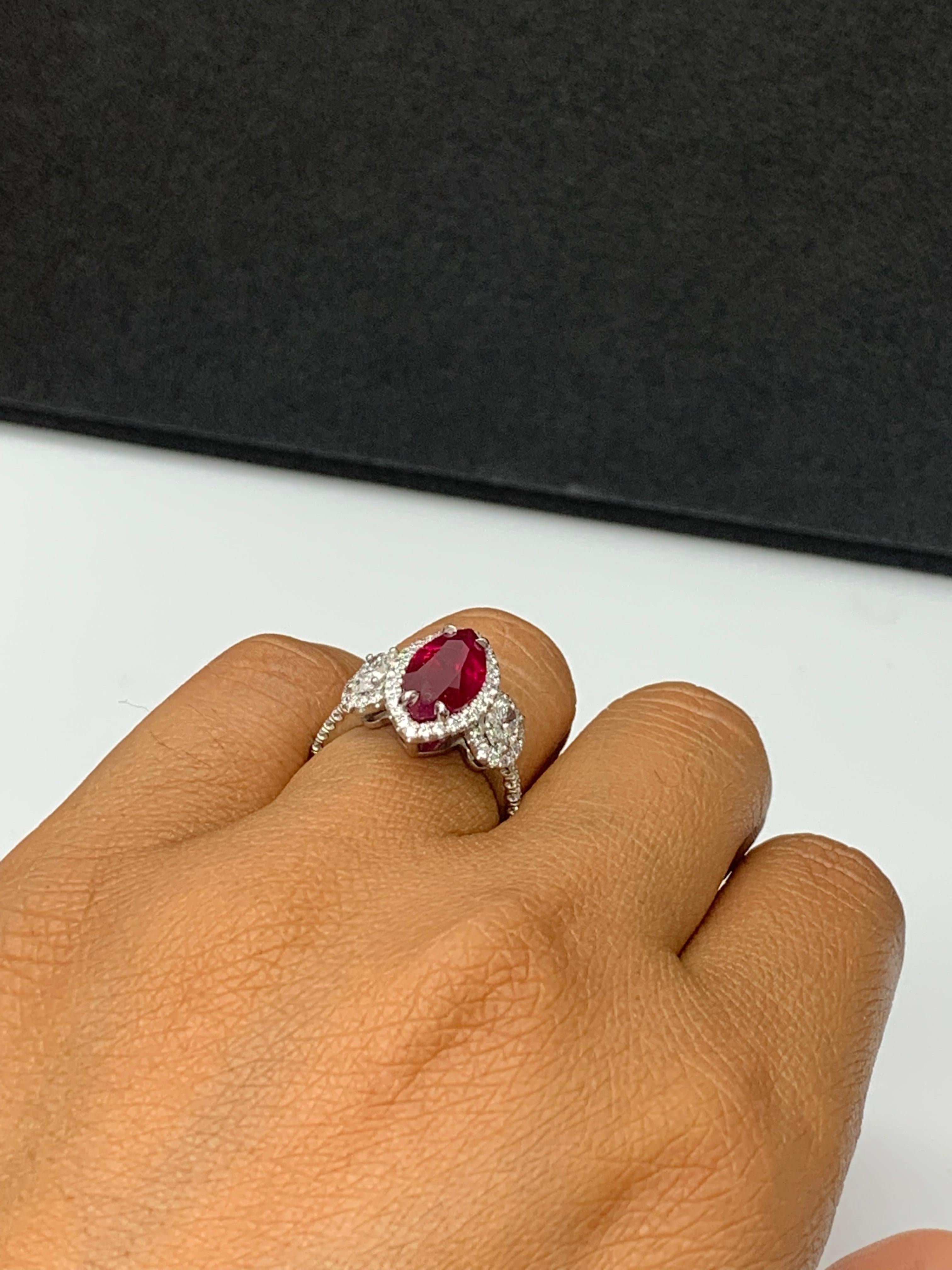 Donna Anello a 3 pietre con rubino e diamante a forma di marquise da 3,02 carati in platino in vendita