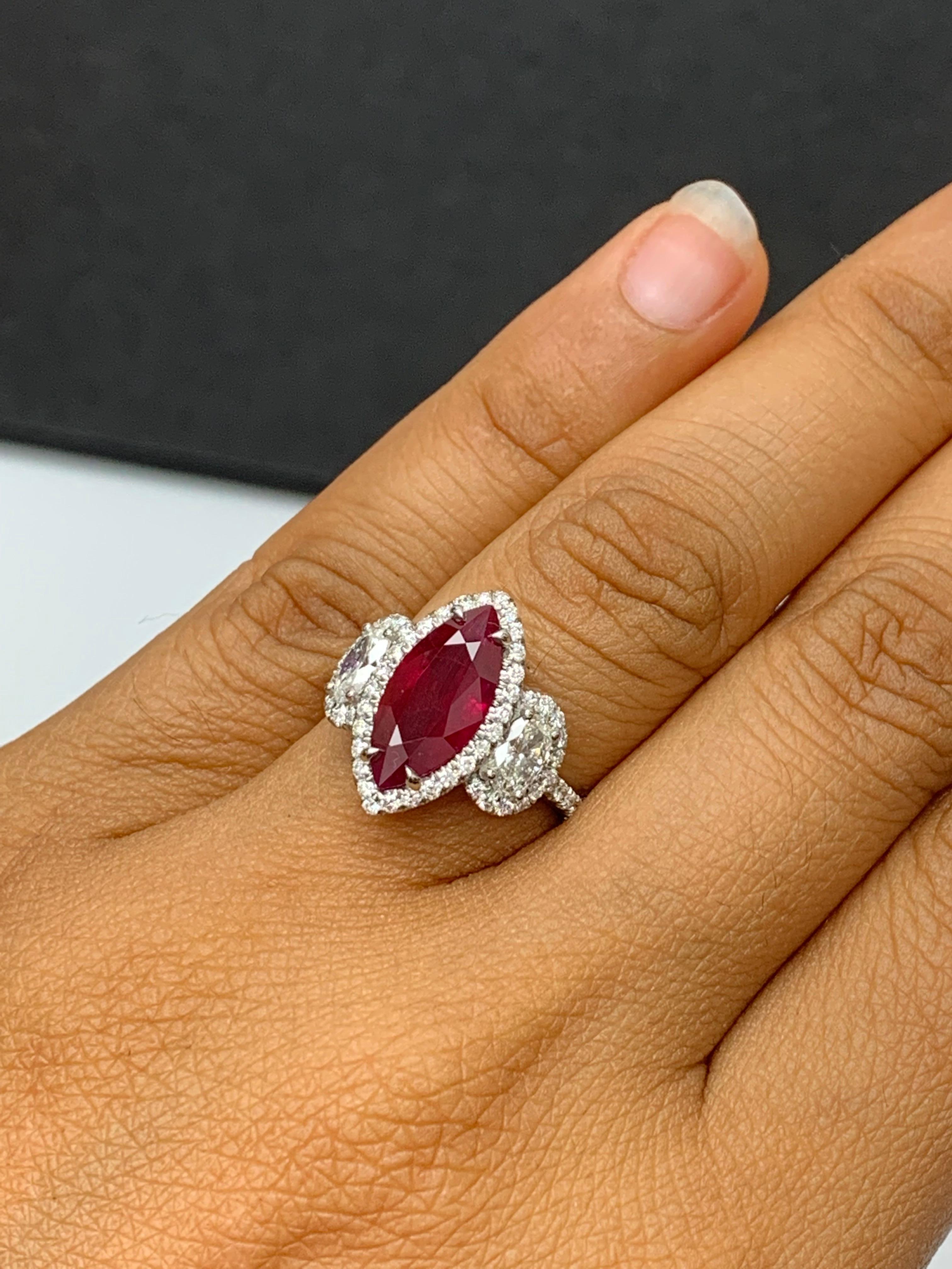 Anello a 3 pietre con rubino e diamante a forma di marquise da 3,02 carati in platino in vendita 1