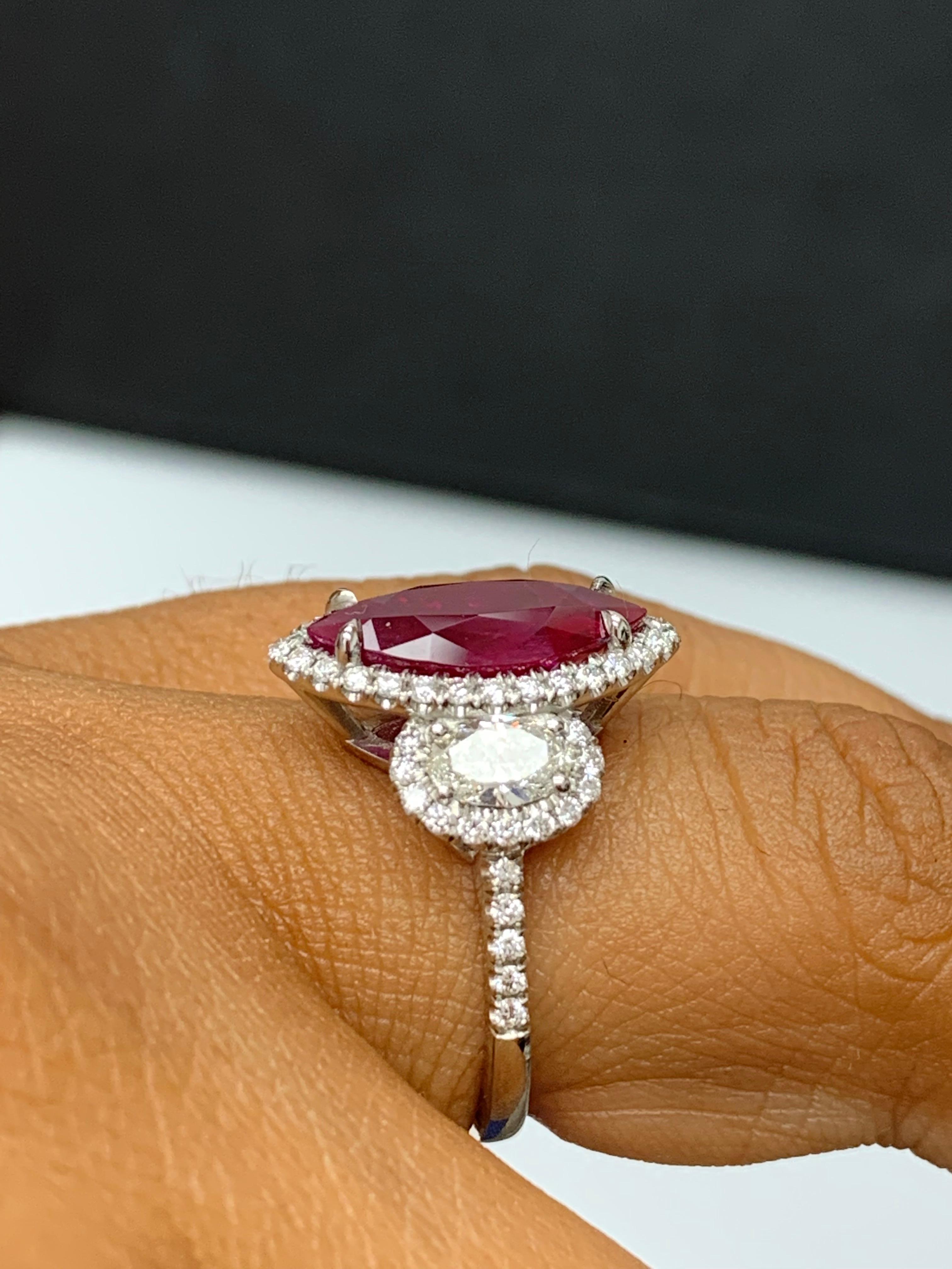 Anello a 3 pietre con rubino e diamante a forma di marquise da 3,02 carati in platino in vendita 2