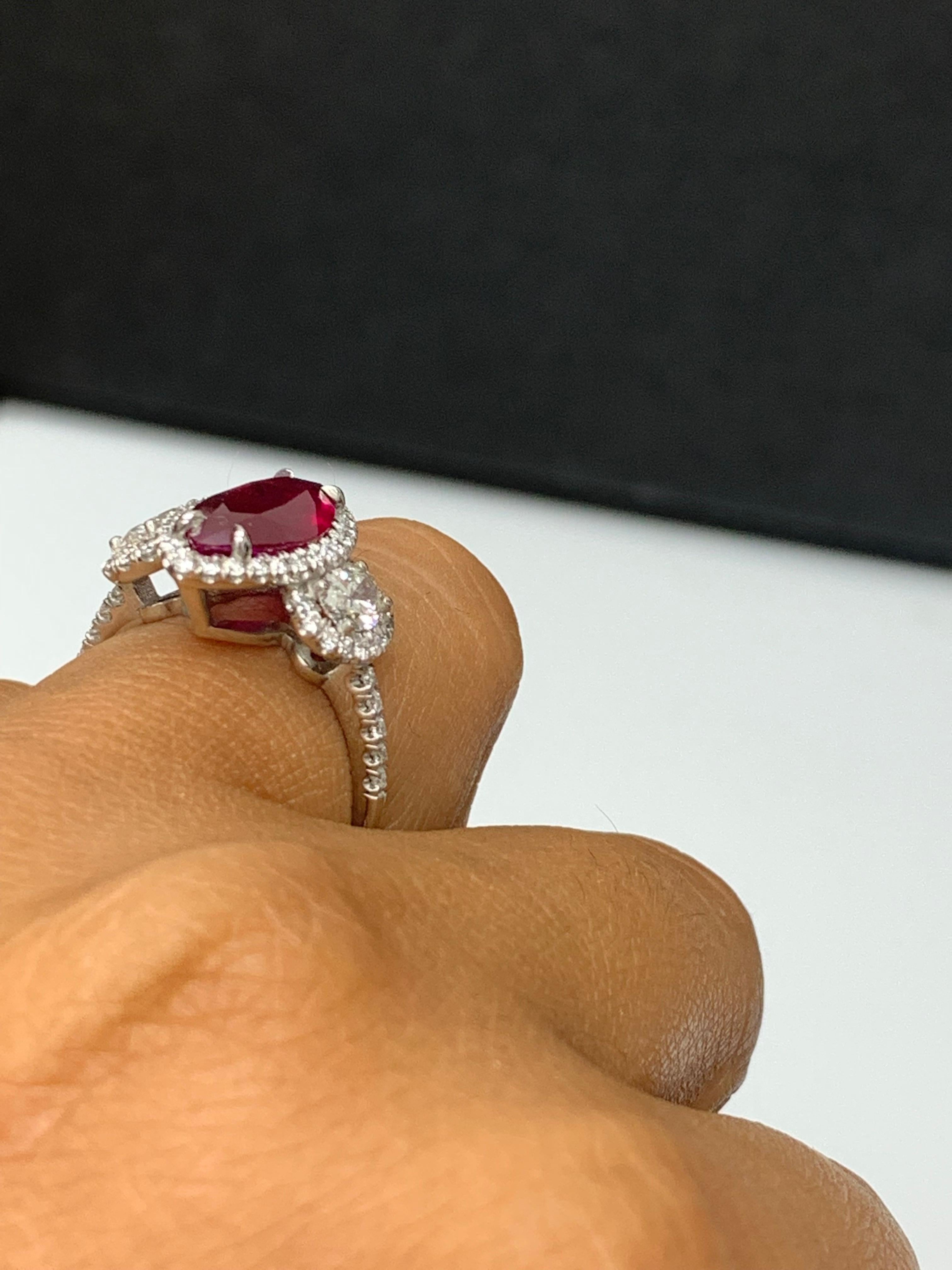 Anello a 3 pietre con rubino e diamante a forma di marquise da 3,02 carati in platino in vendita 3