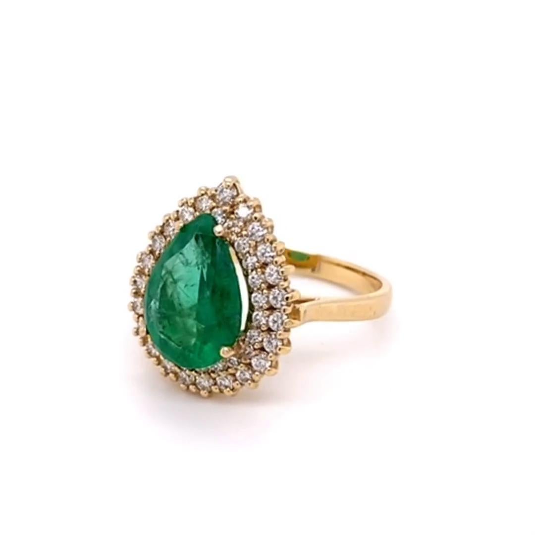 Pear Cut 3.02 Carat Natural Colombian Emerald 14 Karat Yellow Gold Ring For Sale