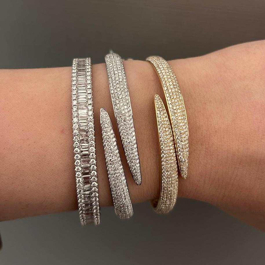 Bracelet jonc en or jaune 18 carats serti de diamants taille ronde de 3,00 carats sertis en pavé Pour femmes en vente