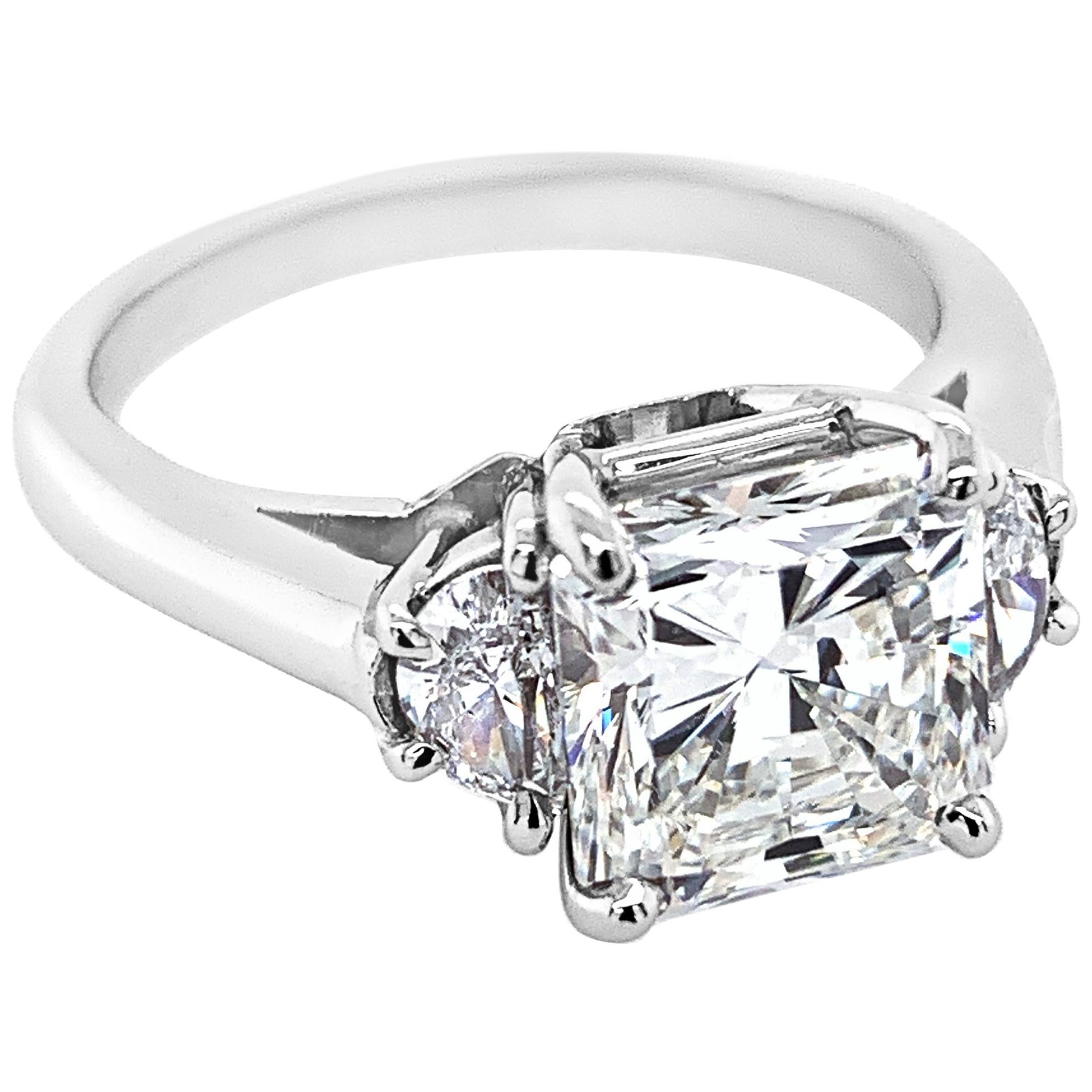 Bague en platine avec diamant taille radiant de 3,02 carats et diamants latéraux demi-lune