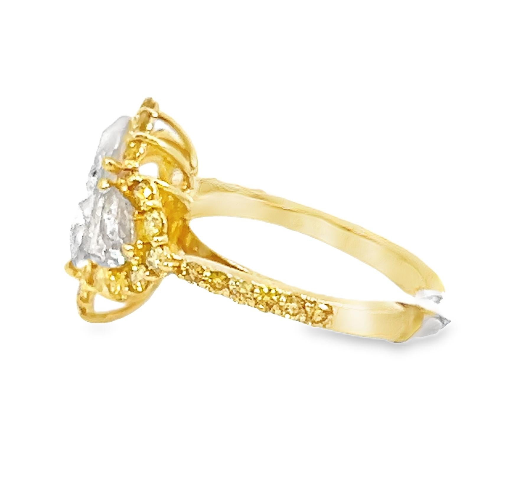 La bellezza senza tempo di questo anello a tre pietre in oro giallo 18 carati lavorato a mano è caratterizzata da uno splendido diamante a forma di pera con taglio a rosa al centro. L'intricata sfaccettatura a taglio rosa del diamante ne esalta la