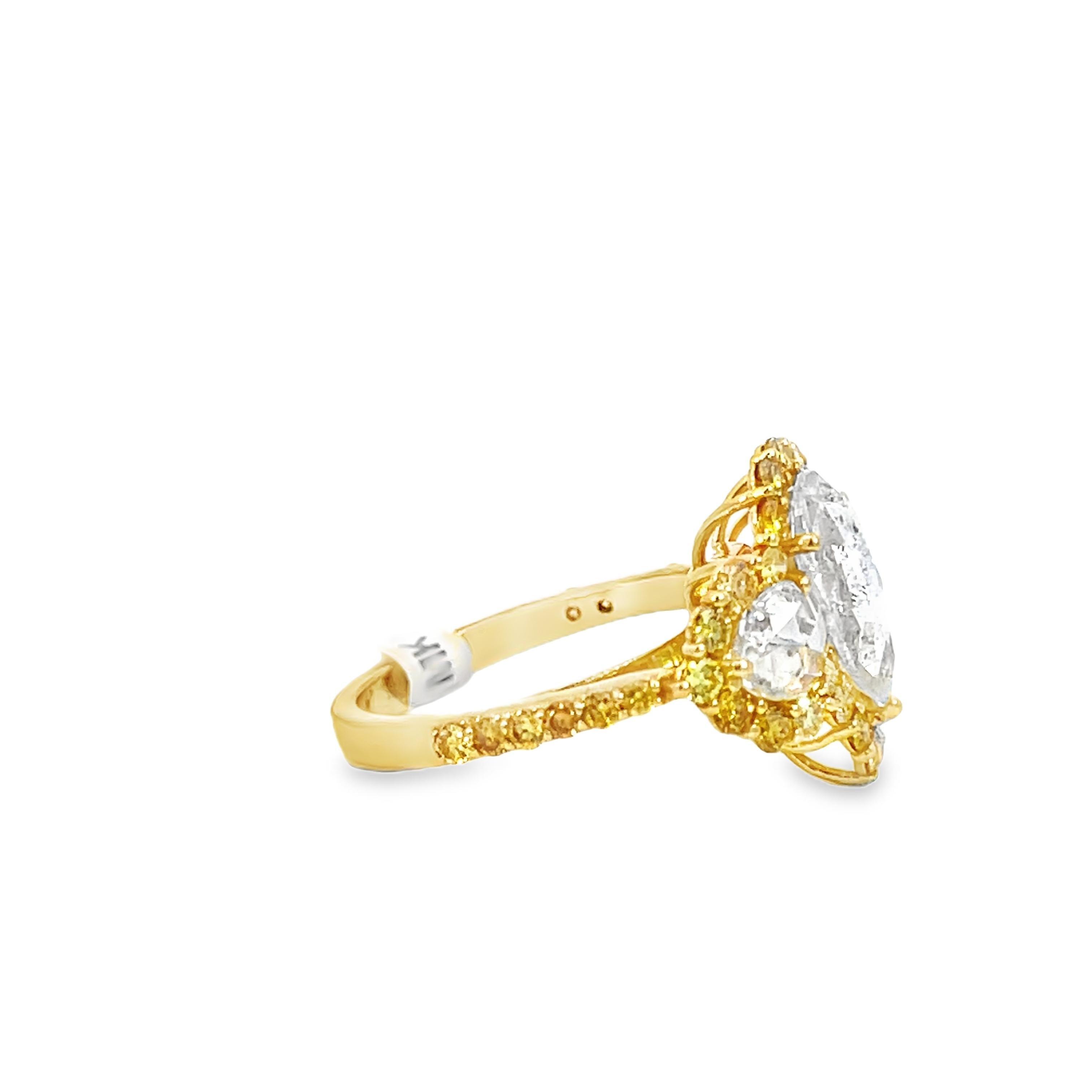 Anello di diamanti a tre pietre con taglio a rosa e forma a pera da 3,02 carati In condizioni Nuovo in vendita a Beverly Hills, CA