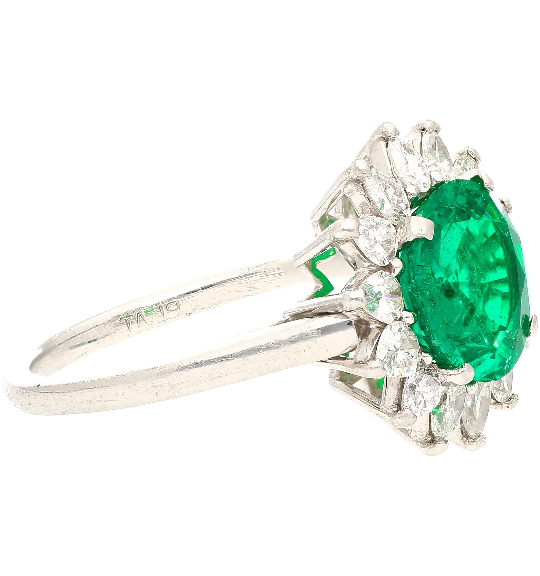 Art déco Bague en platine avec émeraude colombienne ronde vert vif de 3,02 carats et halo de diamants en vente